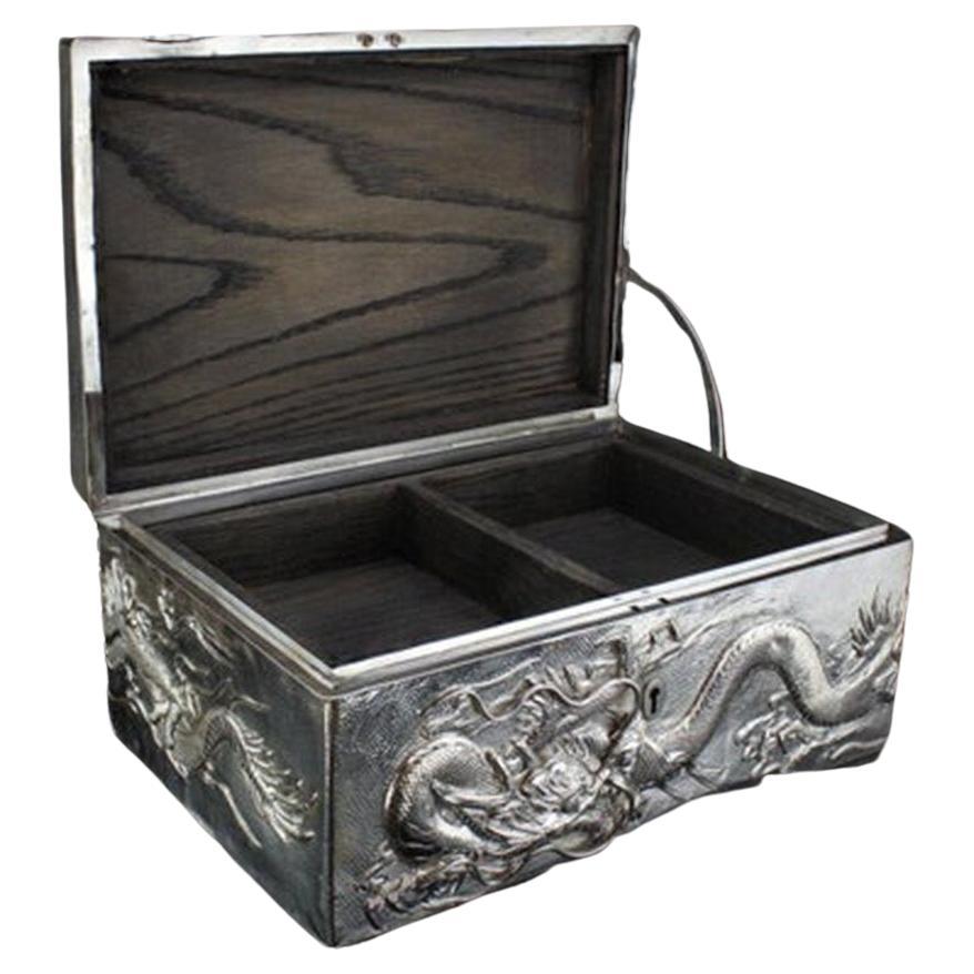 Meiji Grande boîte à cigares rectangulaire japonaise d'antiquités en argent décorée de dragons en vente