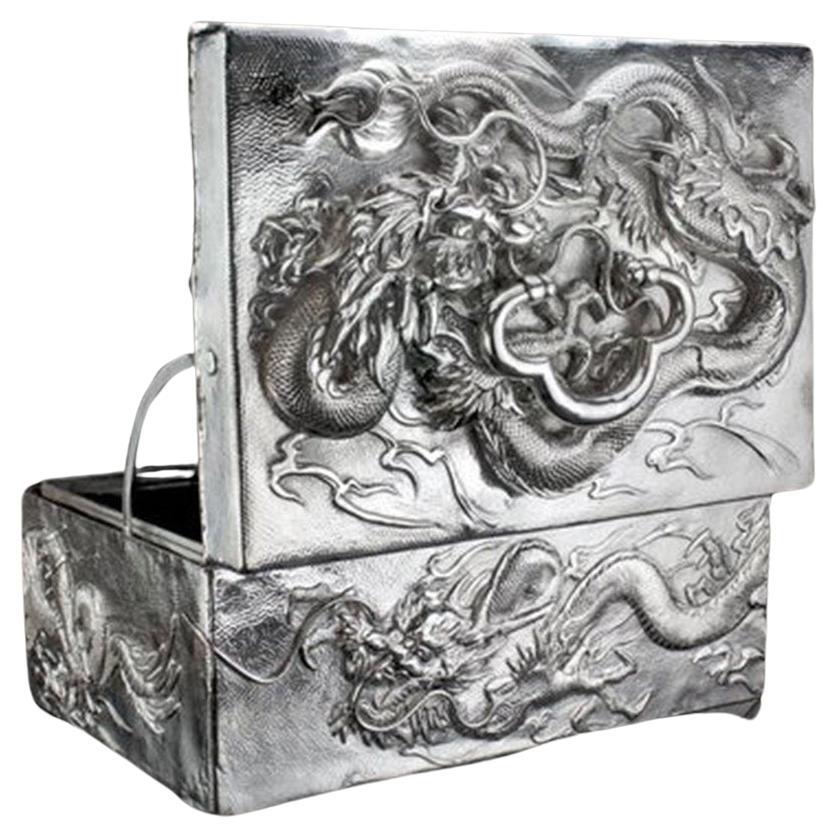 Chinois Grande boîte à cigares rectangulaire japonaise d'antiquités en argent décorée de dragons en vente