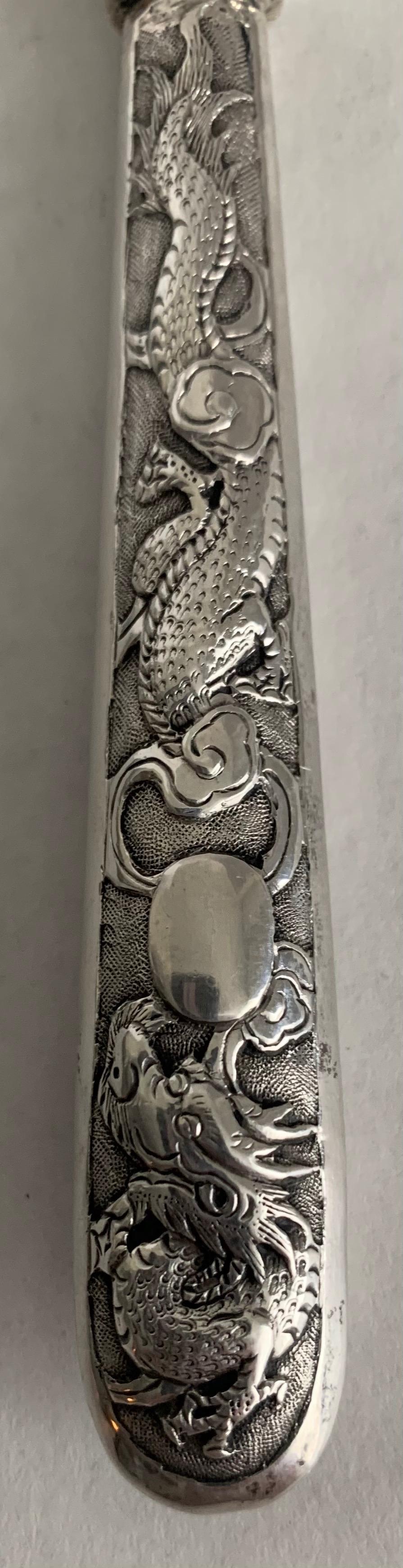 Fin du XIXe siècle Ouvre-couteau ou ouvre-lettre en argent d'exportation chinoise avec motif de dragon en vente