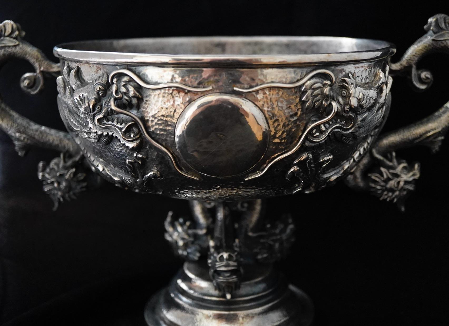Centro de mesa de plata de exportación china con repujado de dragón en venta 3