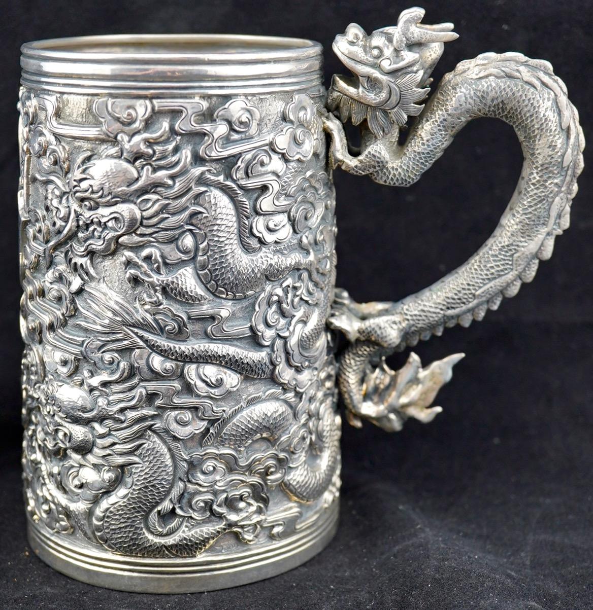 Exportation chinoise Tanakard en argent repoussé avec dragon en forme de dragon, exporté de Chine en vente