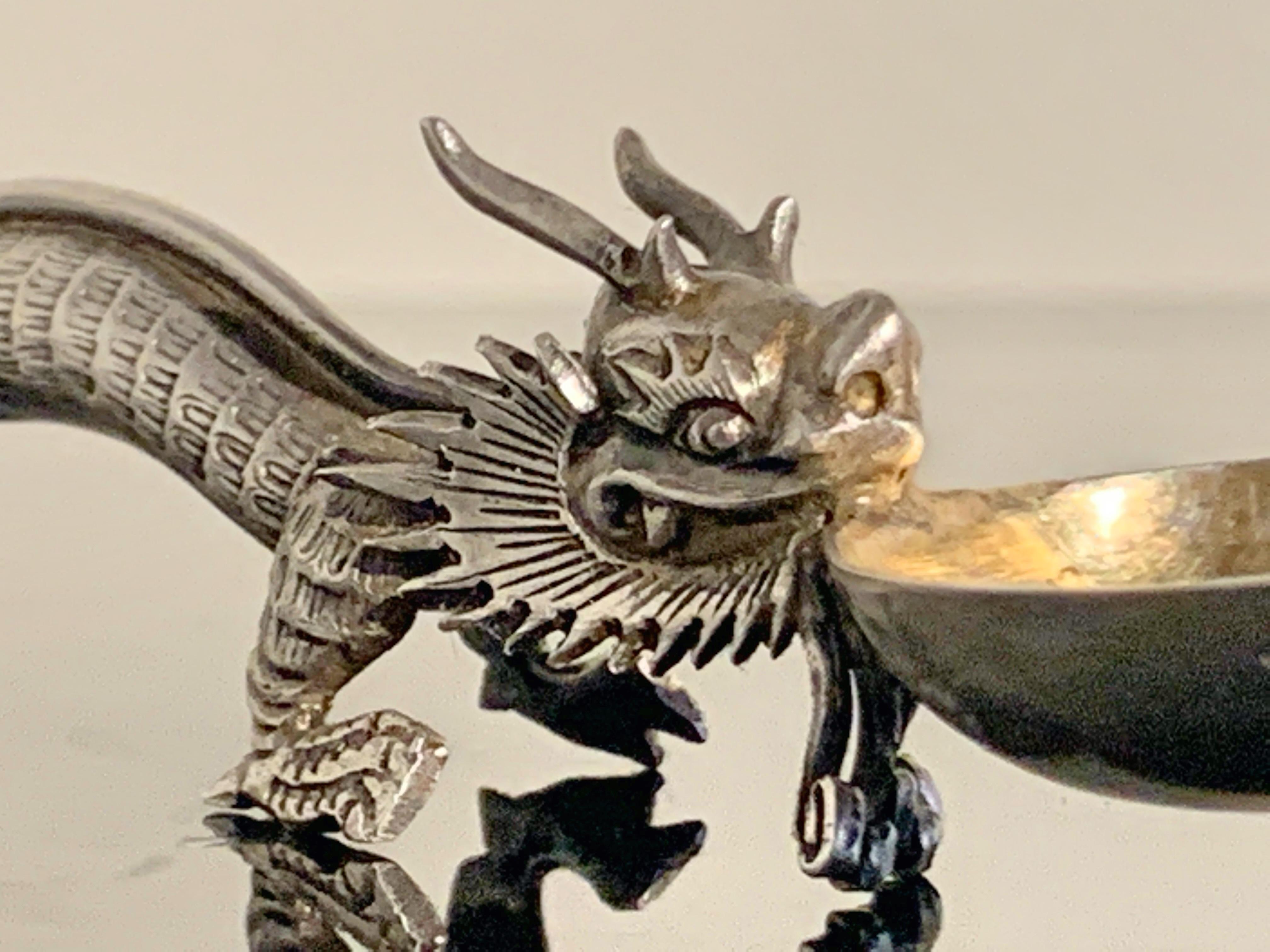 Cuillère à dragon en argent d'exportation chinoise de Wang Hing & Co, fin du 19ème siècle en vente 2