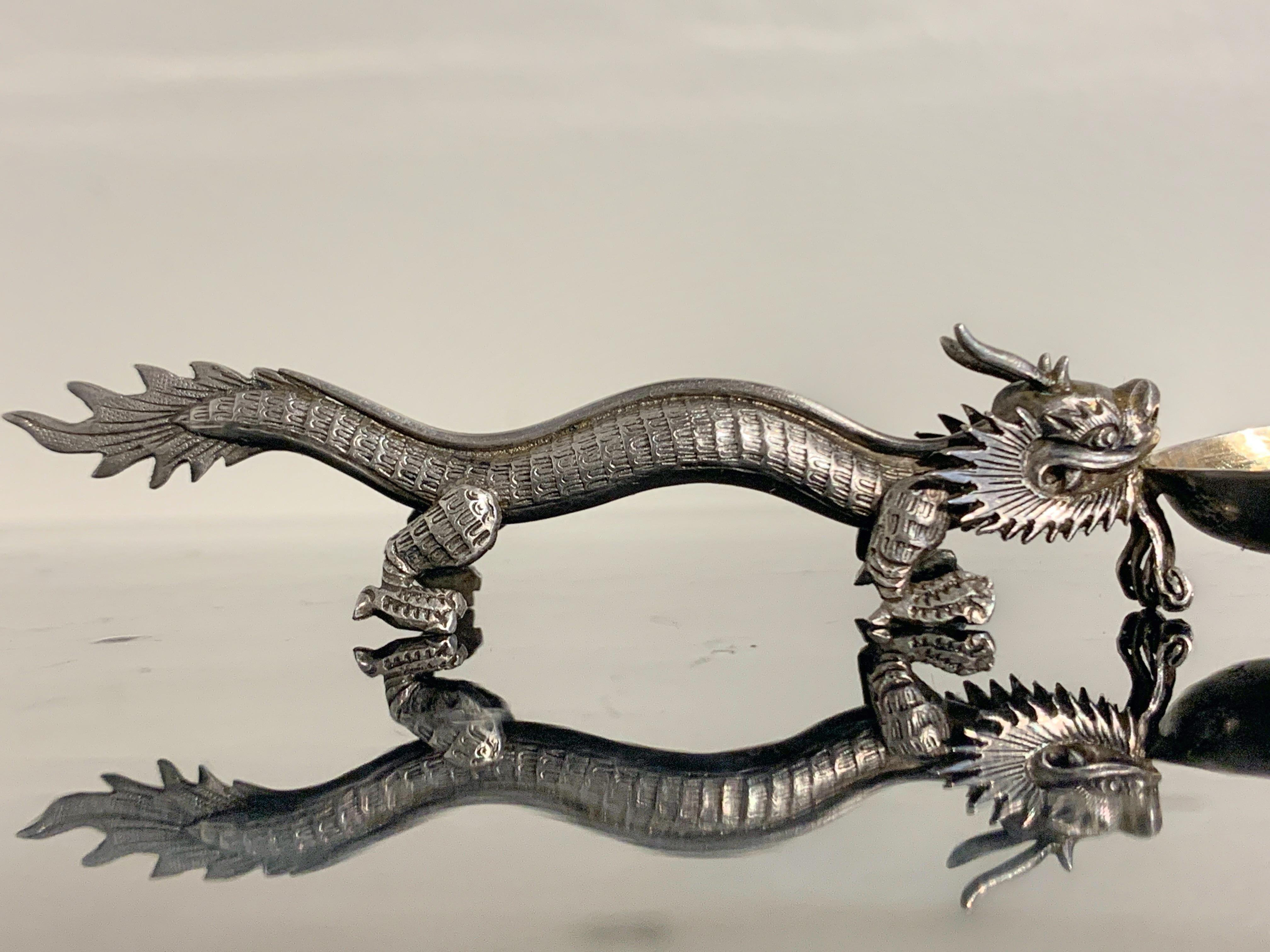 Argent Cuillère à dragon en argent d'exportation chinoise de Wang Hing & Co, fin du 19ème siècle en vente