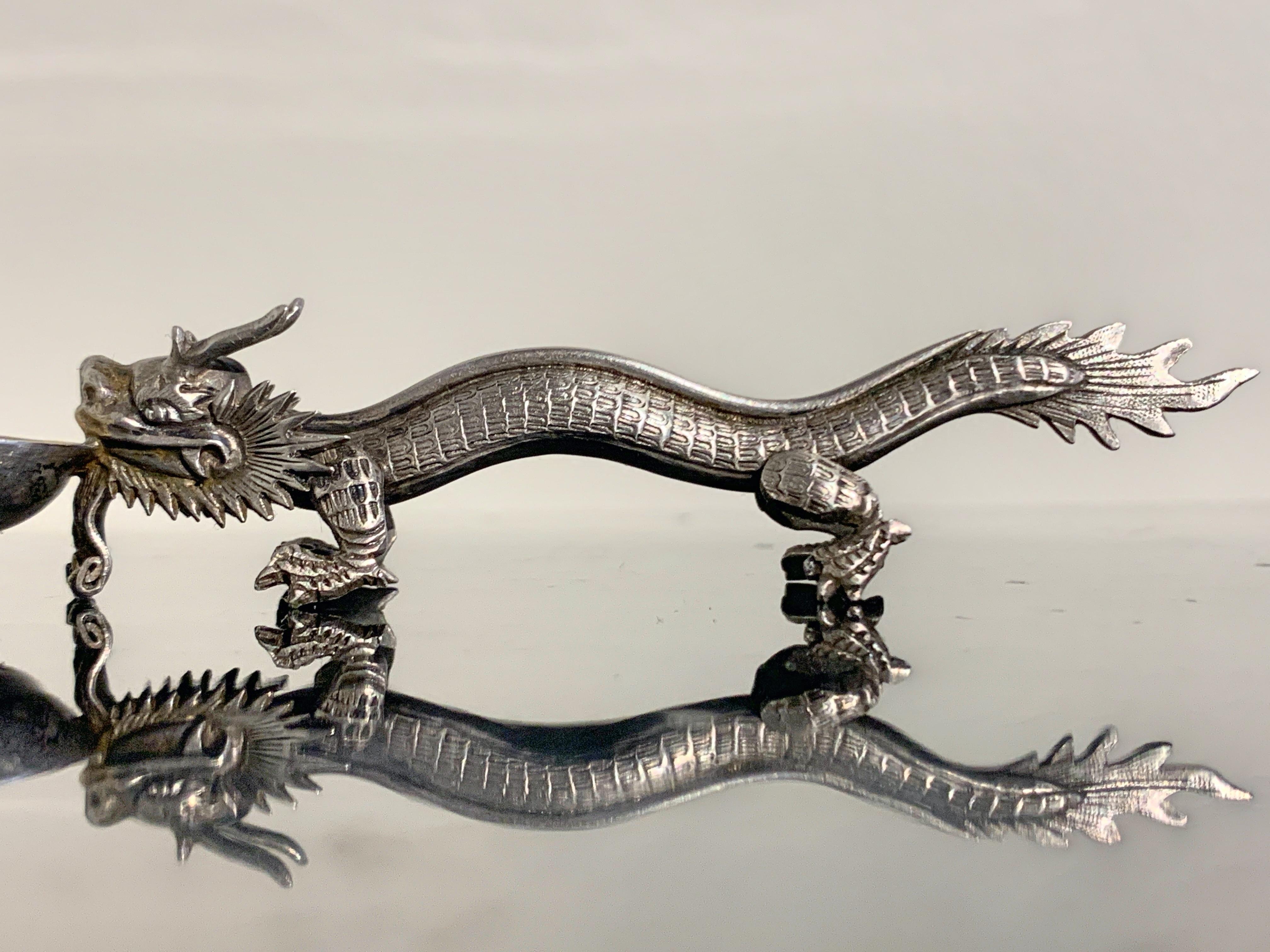 Cuillère à dragon en argent d'exportation chinoise de Wang Hing & Co, fin du 19ème siècle en vente 1