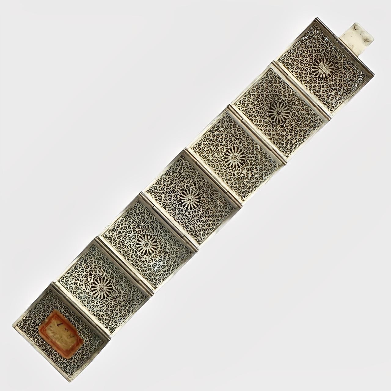 Chinese Export Silver Tone Filigree Cannetille Enamel Onyx Bracelet en Bueno estado para la venta en London, GB