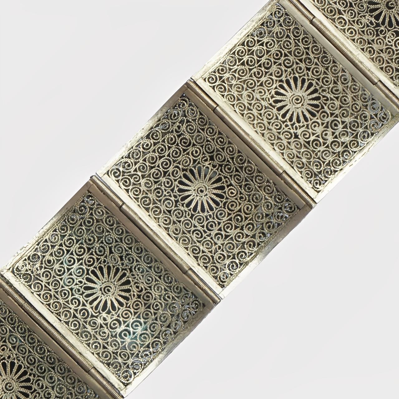 Femenino o masculino Chinese Export Silver Tone Filigree Cannetille Enamel Onyx Bracelet en venta