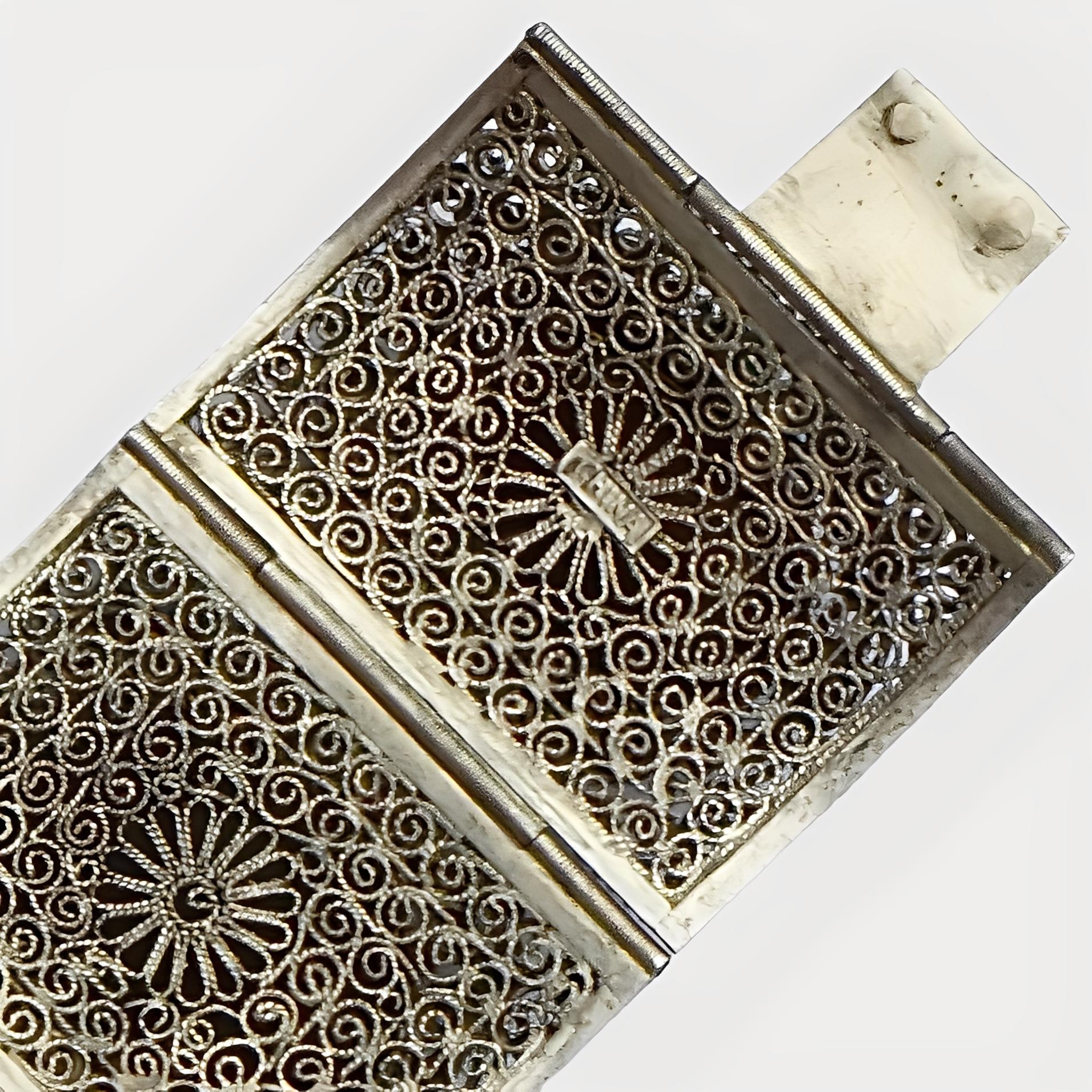 Chinese Export Silver Tone Filigree Cannetille Enamel Onyx Bracelet en venta 1