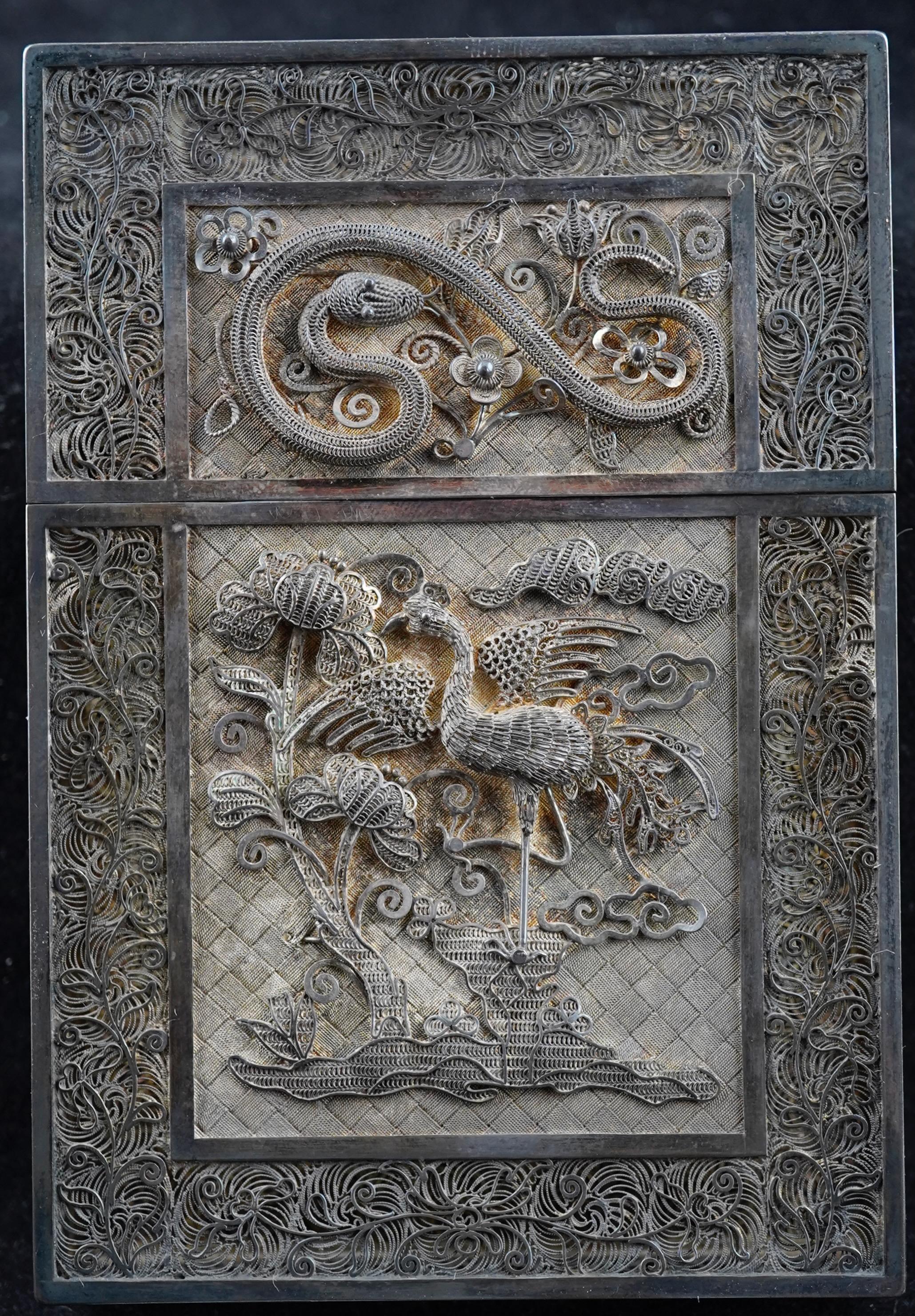 Portacarte cinese in filigrana d'argento da esportazione di Khe Cheong nella sua scatola originale. La cassa è decorata con serpenti, uccelli e fiori. Lavoro molto fine e dettagliato, peso 2,1 t oz.

