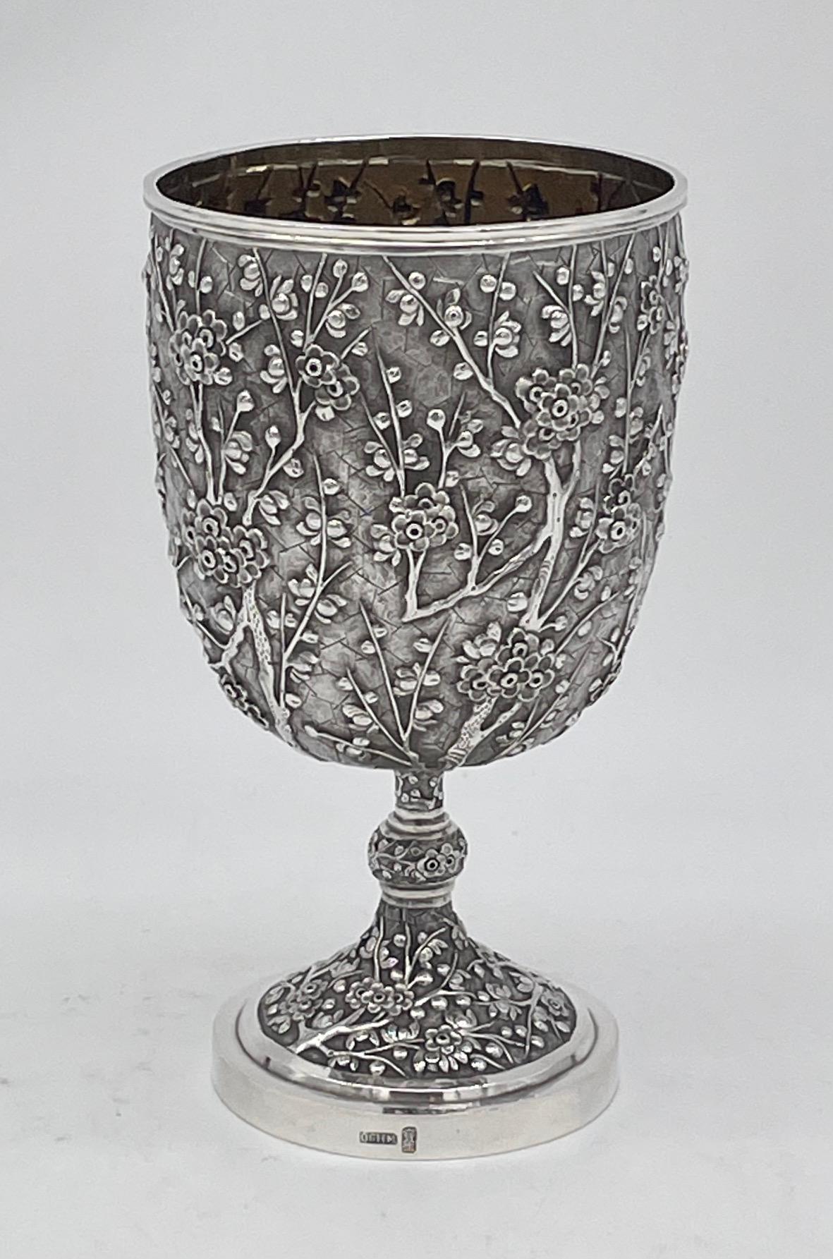 Gobelet en argent d'exportation chinoise, avec décoration de prunus. Le gobelet pèse 258 g et date d'environ 1885. Marqué WH pour Wang Hing 