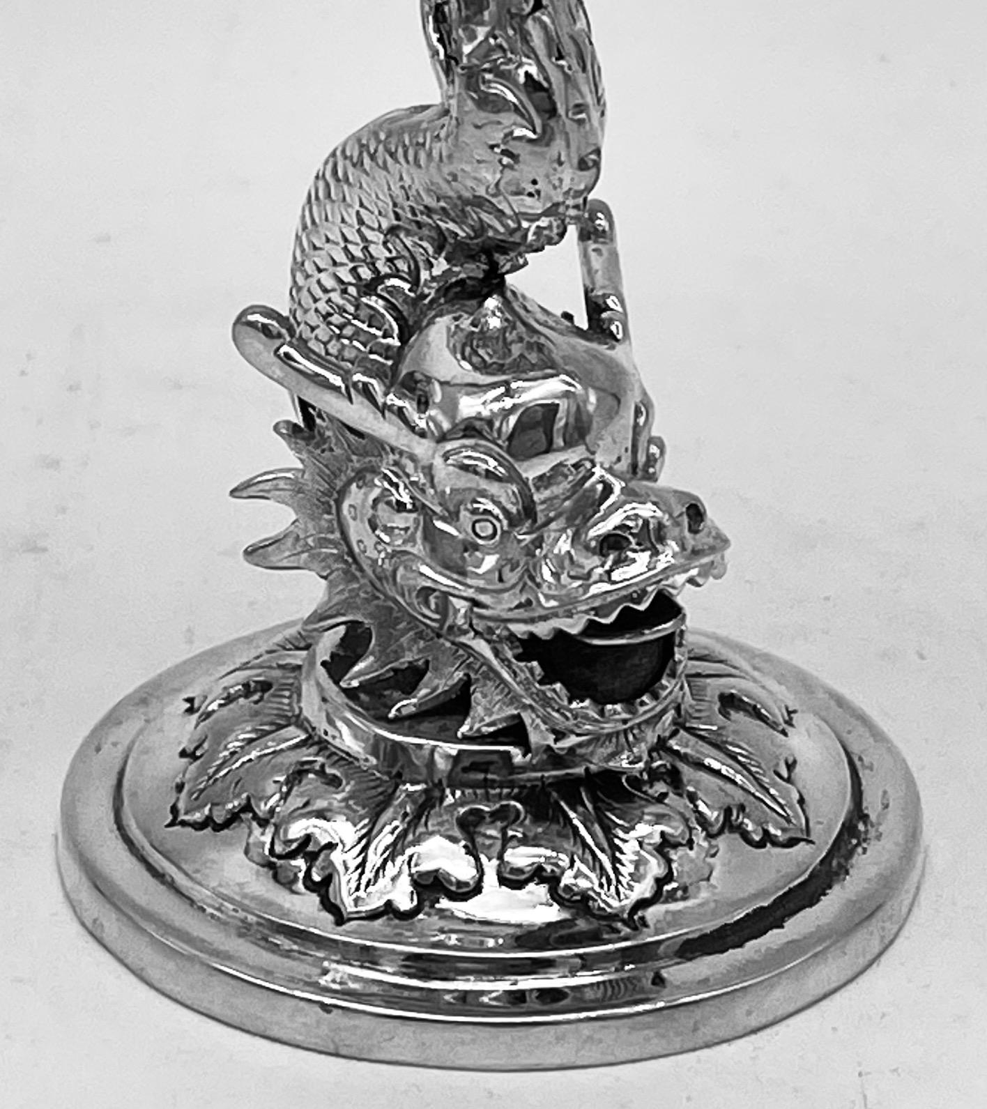 Fin du XIXe siècle Gobelet en argent d'exportation chinoise avec tige de dragon en vente