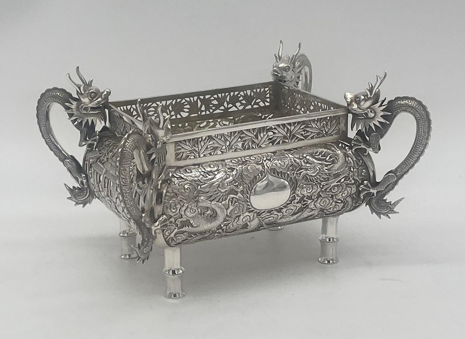 Chinese Export Silver Jardiniere with Dragons and Figures In Good Condition For Sale In London, GB