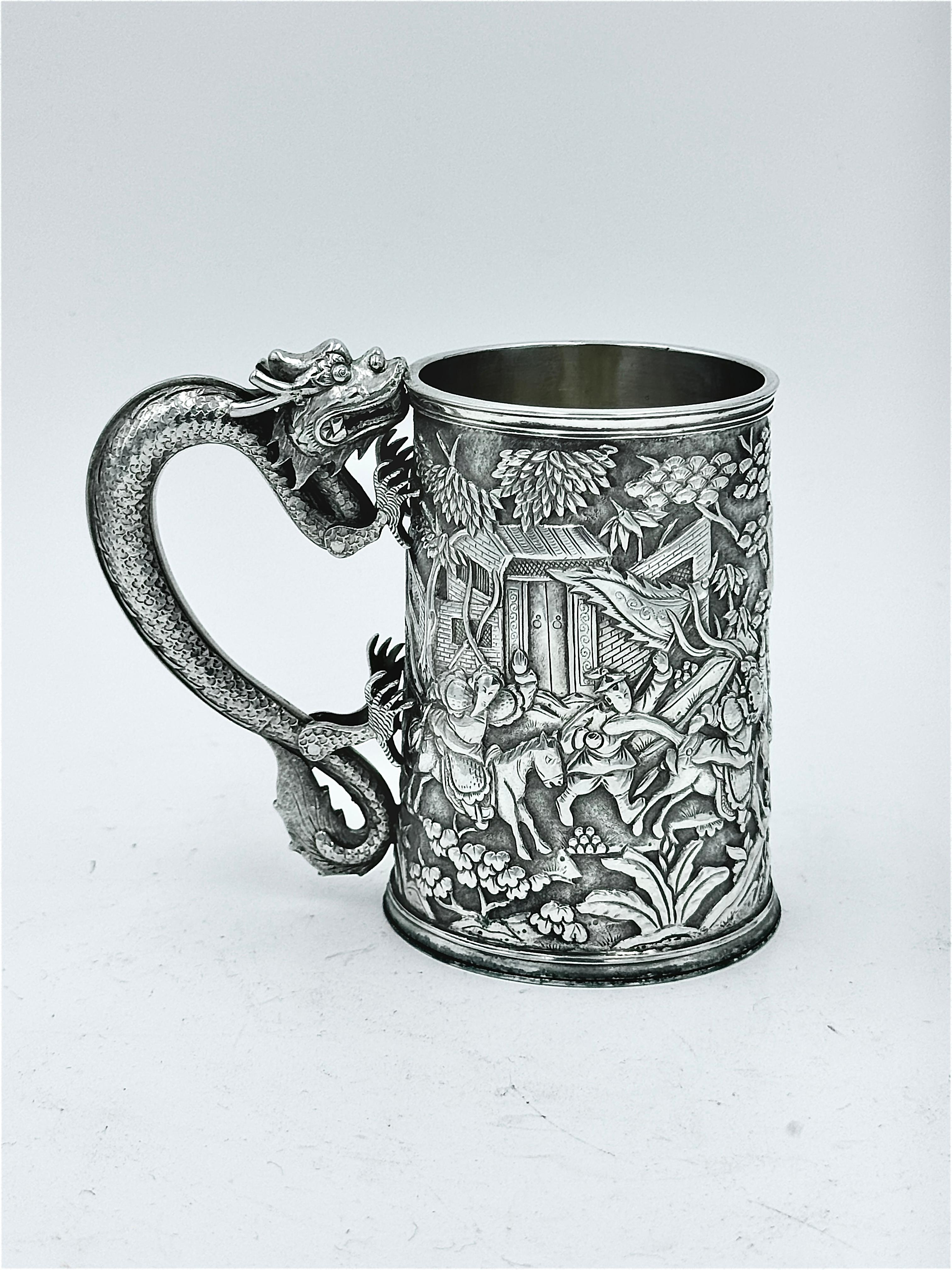 Tazza d'argento cinese da esportazione, circa 1875, con manico a forma di drago e decorata con scene di battaglia. Contrassegnato da LC, per Leeching, un rivenditore d'argento che ha lavorato dal 1846 al 1890 a Canton e successivamente a Hong Kong.