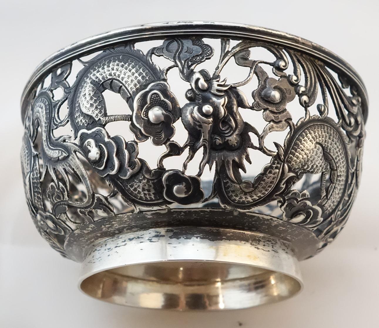 Chinesische Silber-Repousse und durchbrochene Schale, verziert mit Drachen und flammenden Perlen. Die Schale ist auf dem Boden mit einem chinesischen Schriftzeichen gekennzeichnet, 