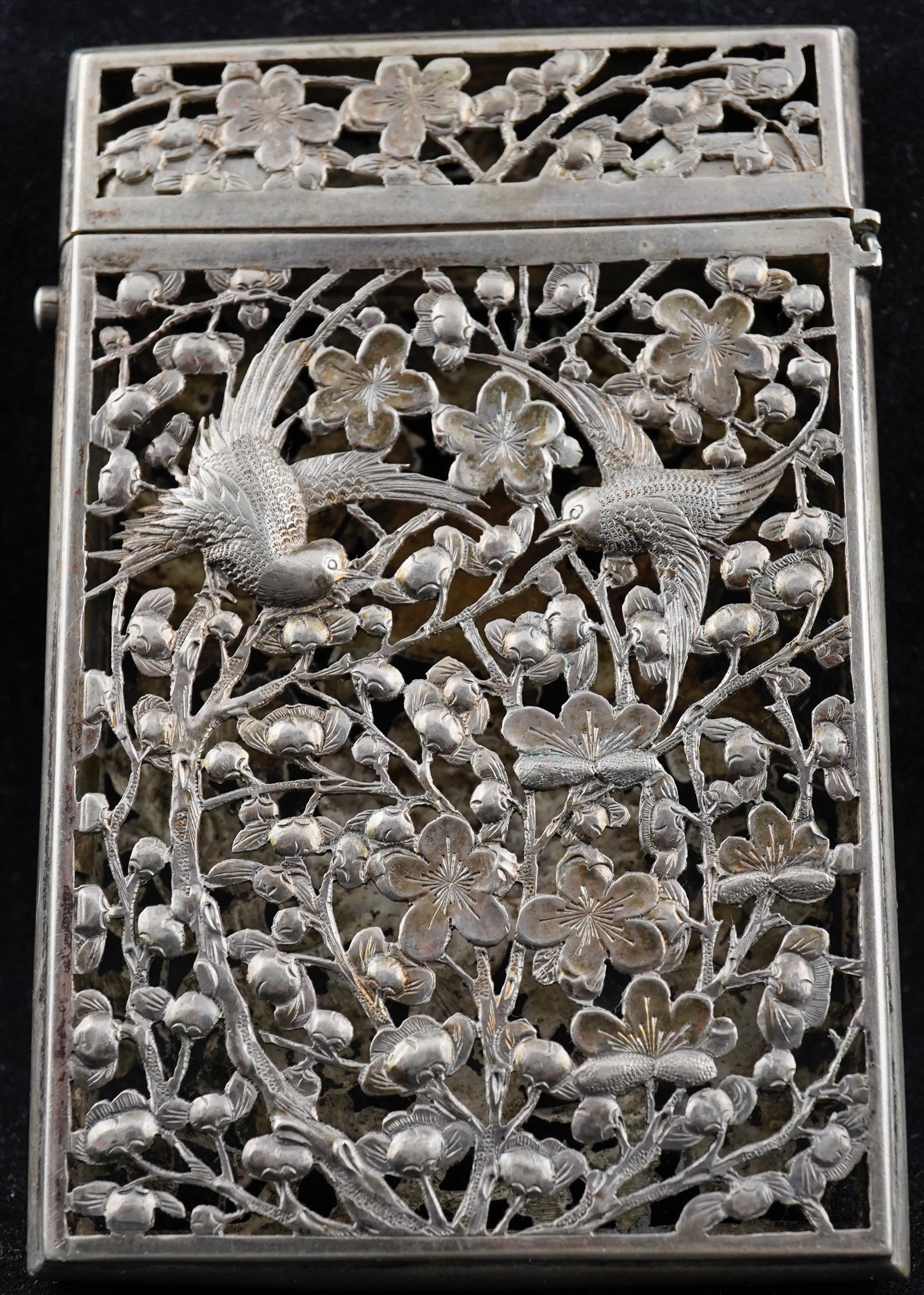 Astuccio rettangolare in argento da esportazione cinese di Sing Fat, Canton & Shanghai (SF, 90 e marchio chop), circa 1880. Ogni lato è traforato e cesellato, uno con un uccello in mezzo a fiori di pruno, l'altro con fiori di crisantemo. Anche la