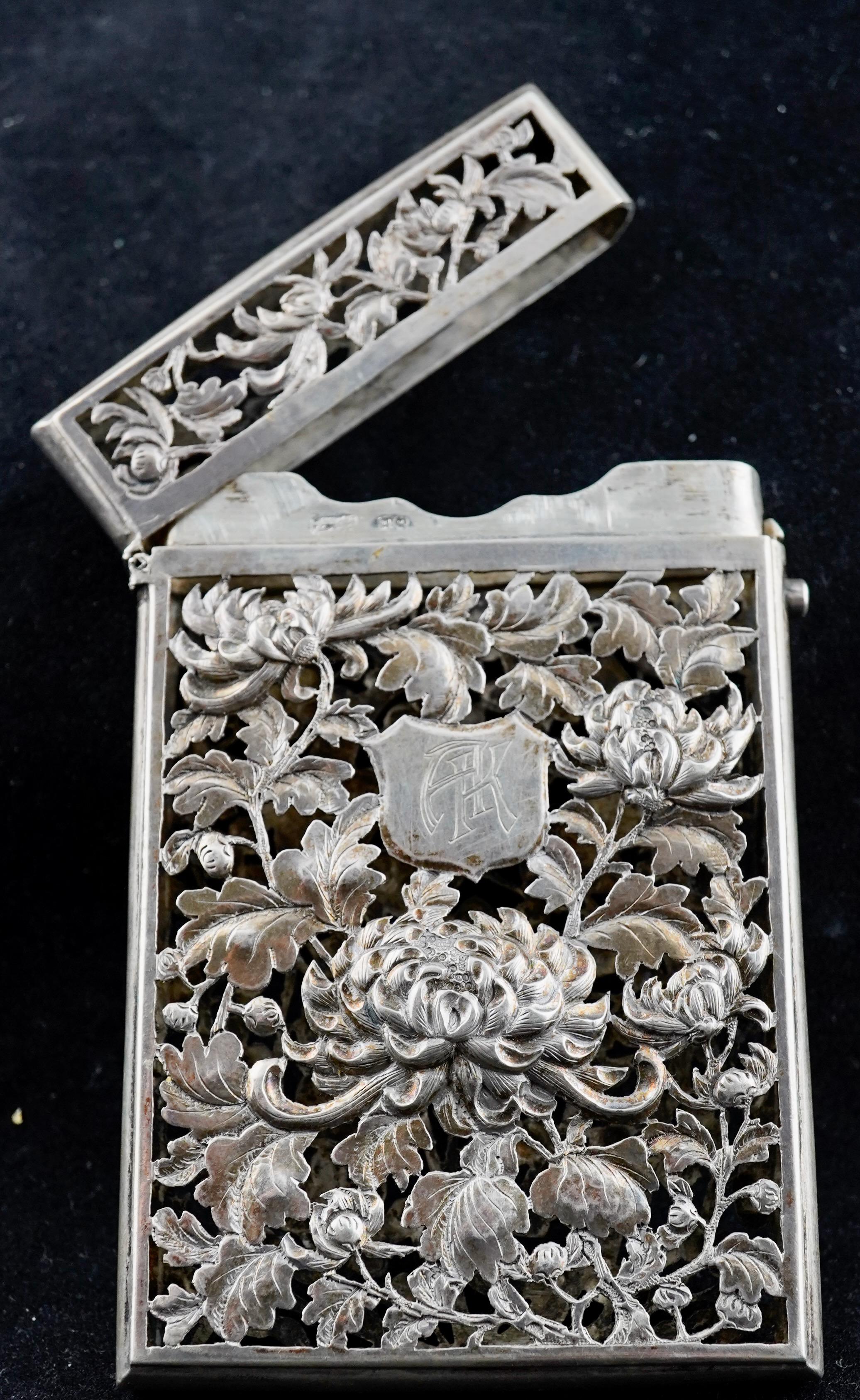 Cinese Portacarte cinese d'esportazione in argento con lavorazione a repousse e traforo di Sing Fat in vendita