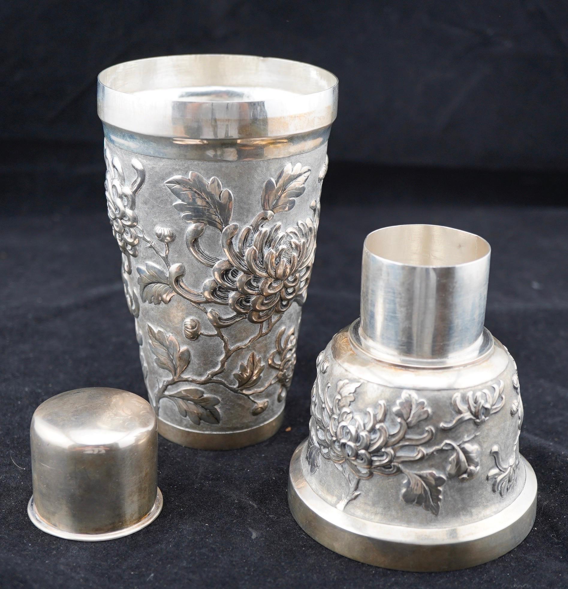 Chinese Export Silver Repousse Chrythanthemum Cocktail Shaker circ 1900 In Good Condition For Sale In Gainesville, FL