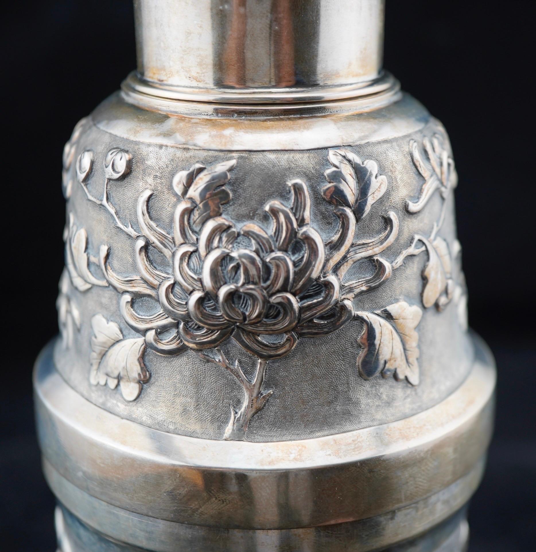 Chinese Export Silver Repousse Chrythanthemum Cocktail Shaker circ 1900 For Sale 1