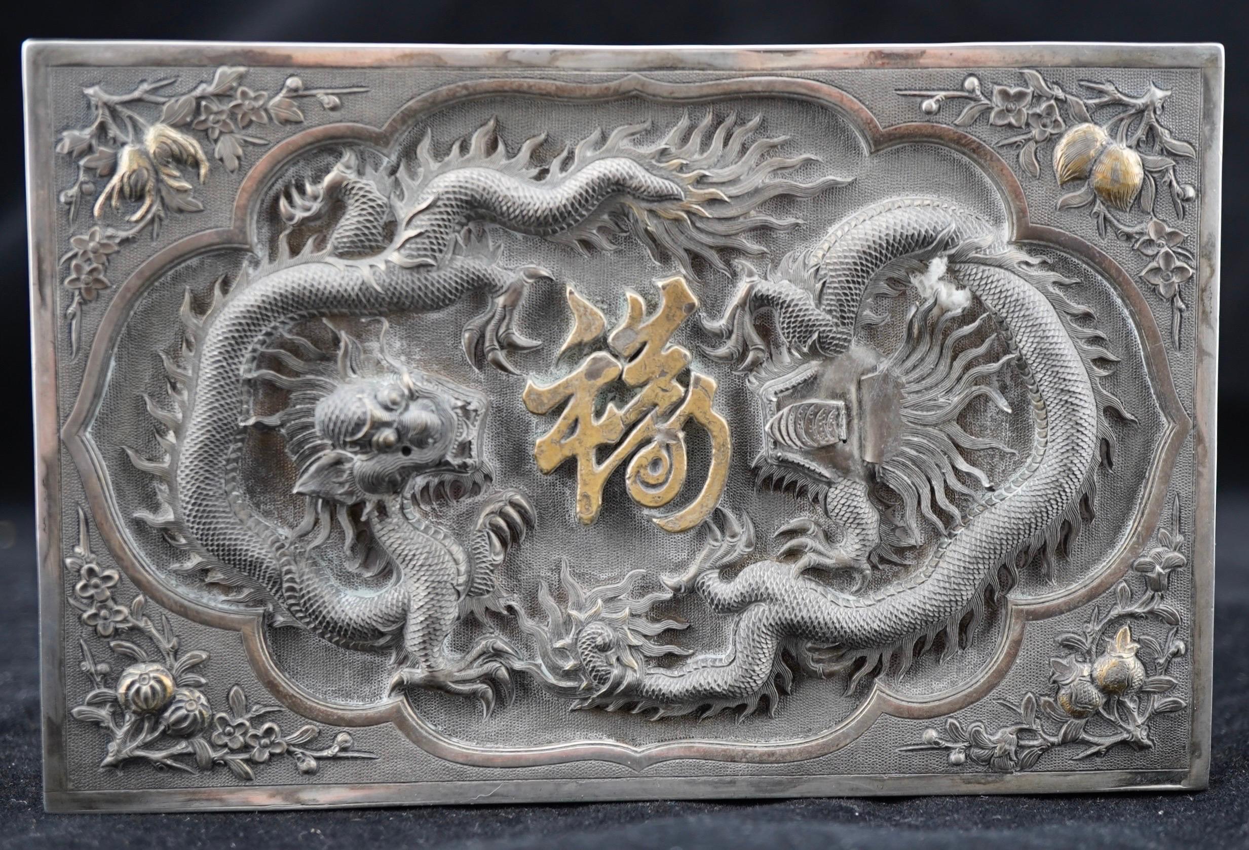 Boîte chinoise en argent avec dragons repoussés, ciselés et appliqués en fonte. Très beau travail d'époque. Marqué d'un poinçon d'importation français.