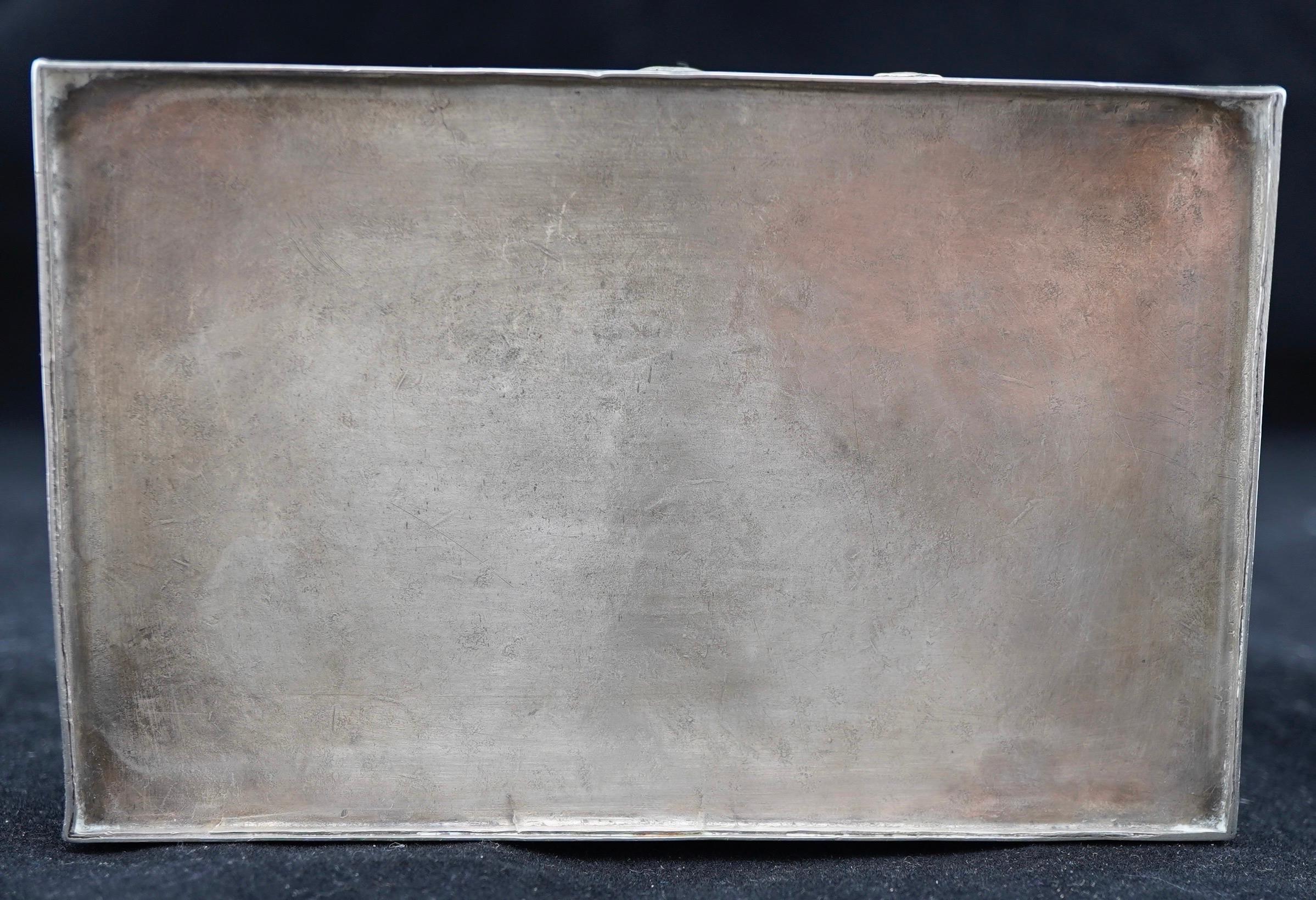Caja de plata china de exportación repujada con dragón y paisaje Silver en venta