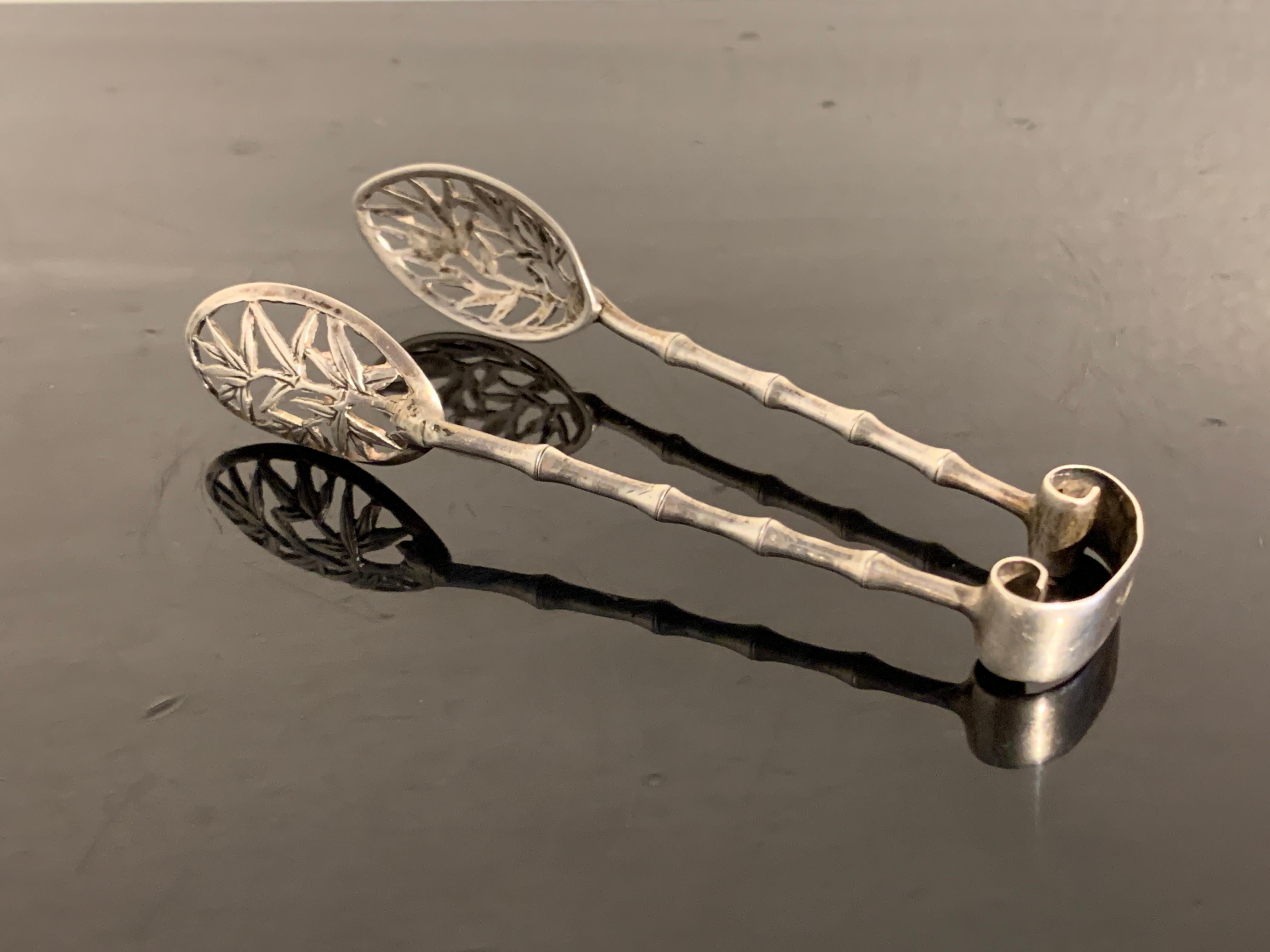 A wonderful pair of Chinese export silver small sugar tongs in a bamboo pattern by Luen Wo, late 19th or early 20th century, Shanghai, China.

The small silver tongs wonderfully crafted with an openwork design of bamboo leaves and bamboo patterned