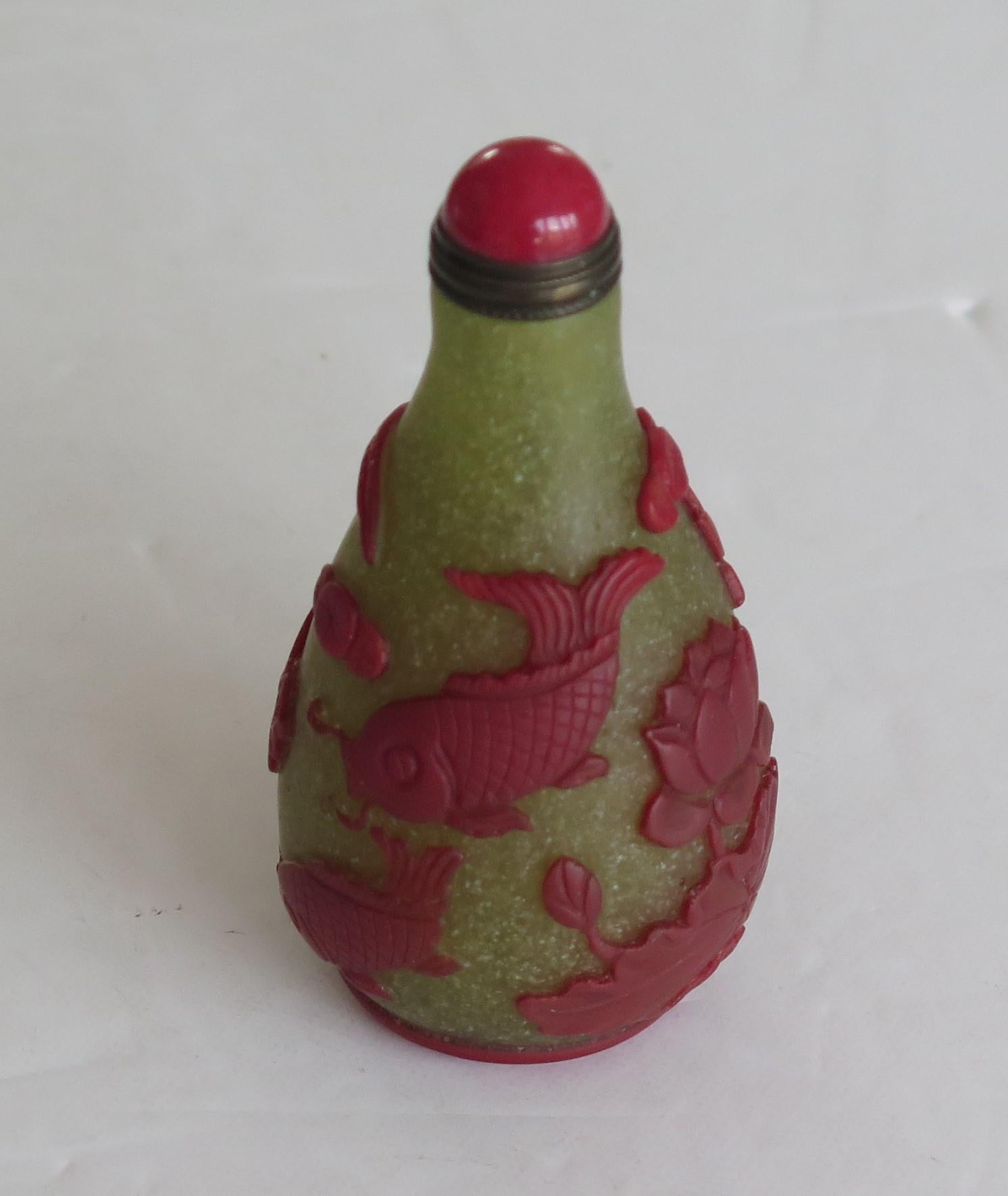 Hand-Carved Chinese Export Snuff Bottle in Overlay Cameo Glass Finely Carved, circa 1920s