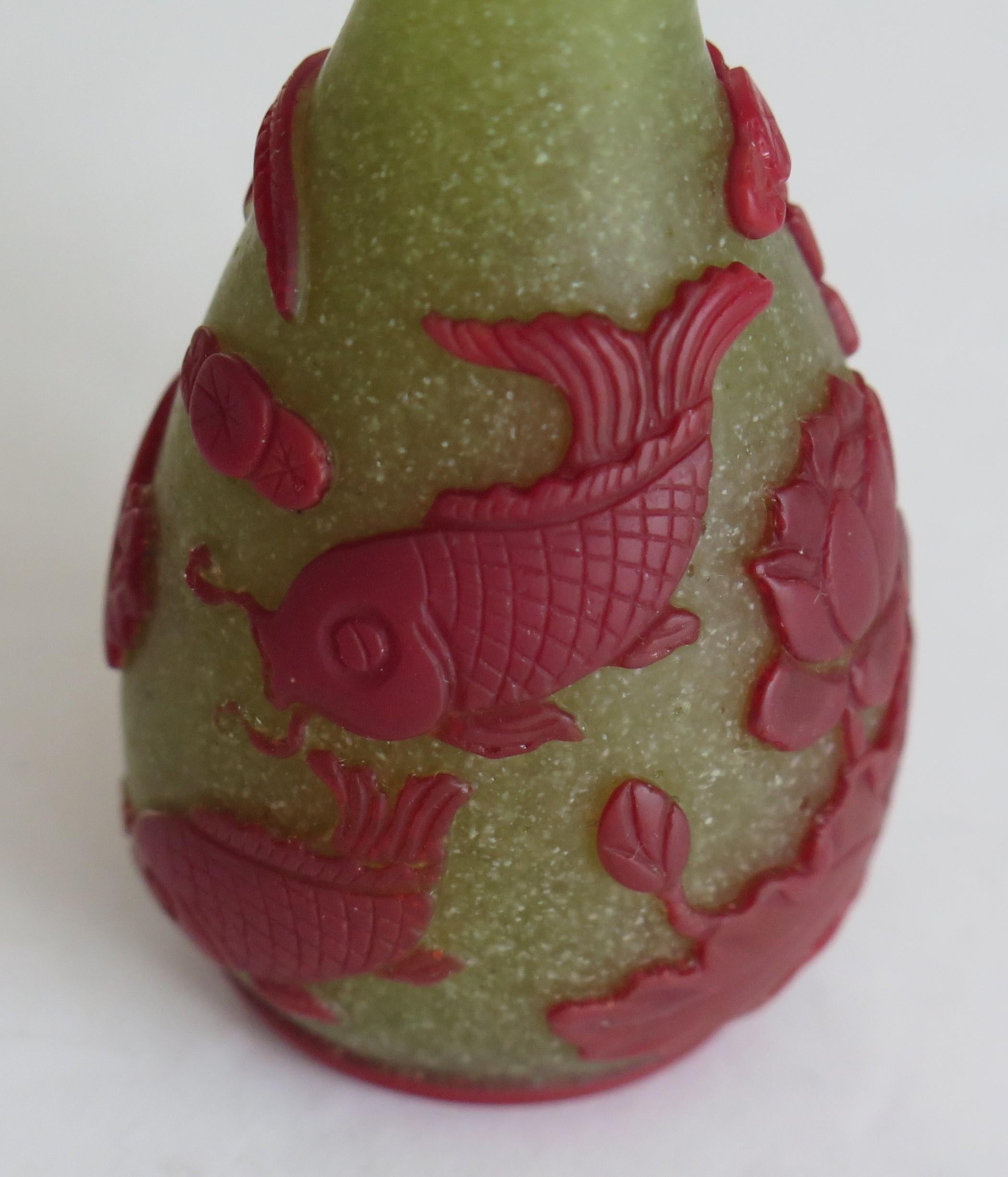 Chinese Export Snuff Bottle in Overlay Cameo Glass Finely Carved, circa 1920s In Good Condition In Lincoln, Lincolnshire