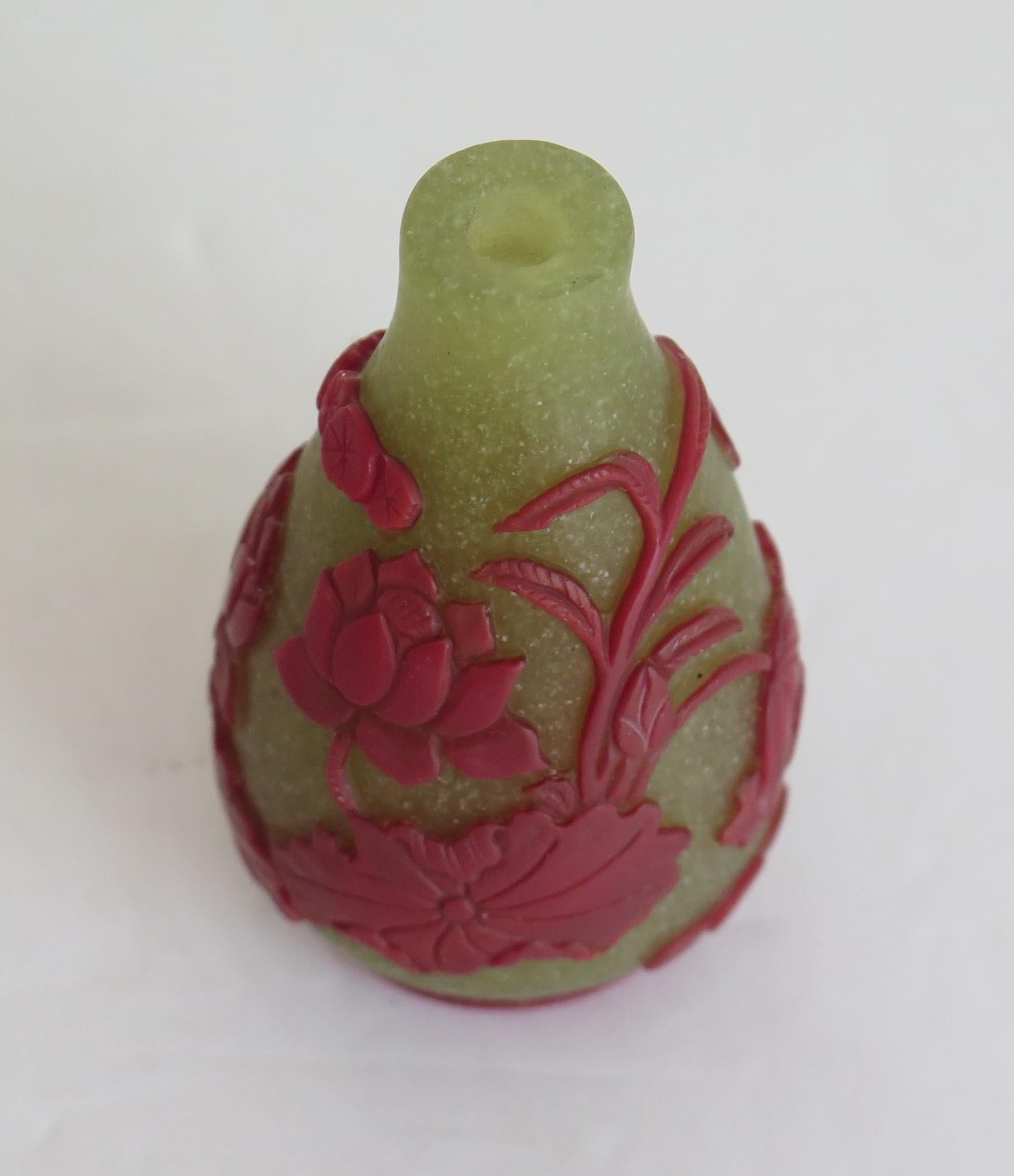 Chinese Export Snuff Bottle in Overlay Cameo Glass Finely Carved, circa 1920s 1