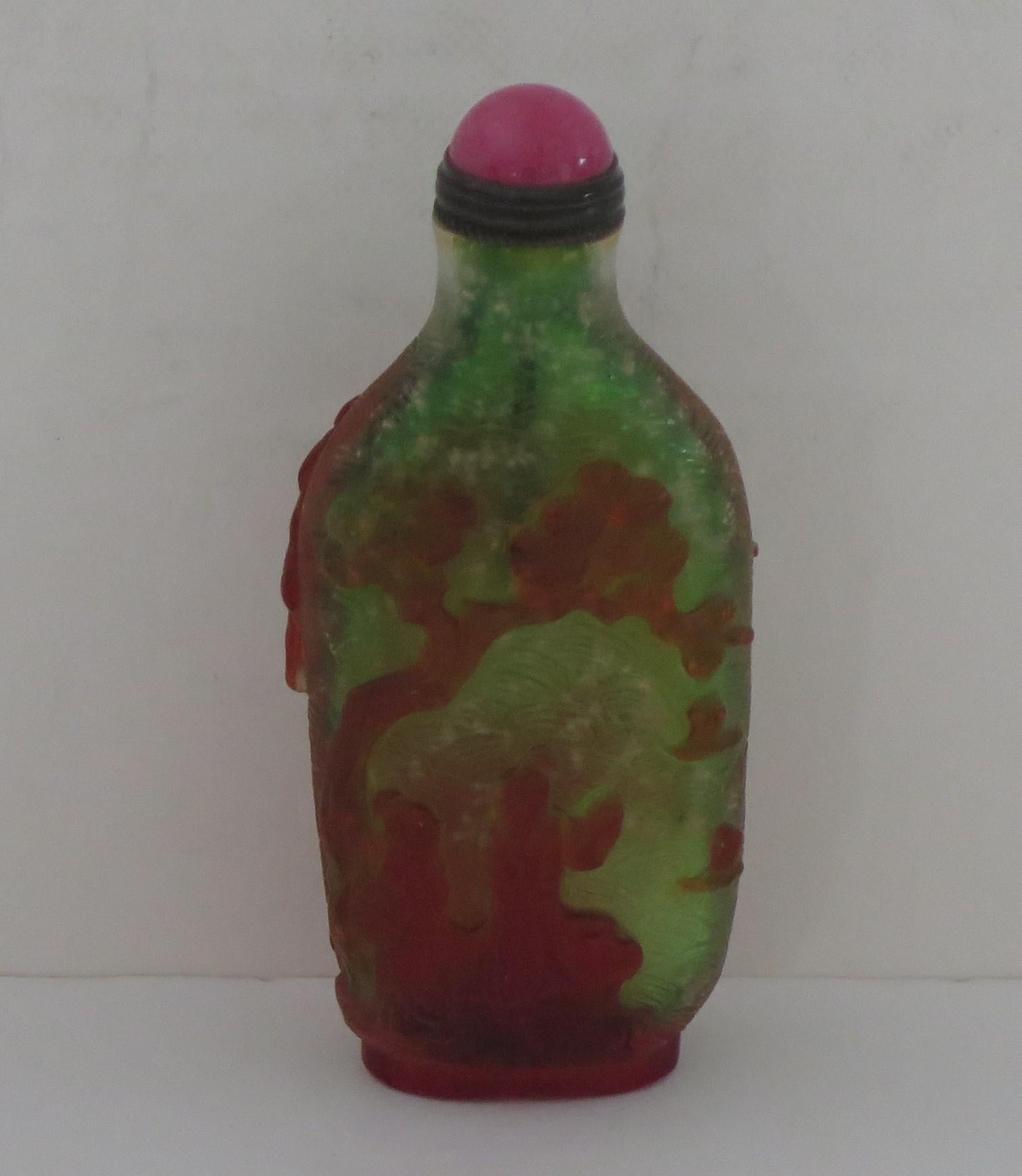 Chinese Export Snuff Bottle in Overlay Cameo Glass Finely Carved, circa 1920s For Sale 2