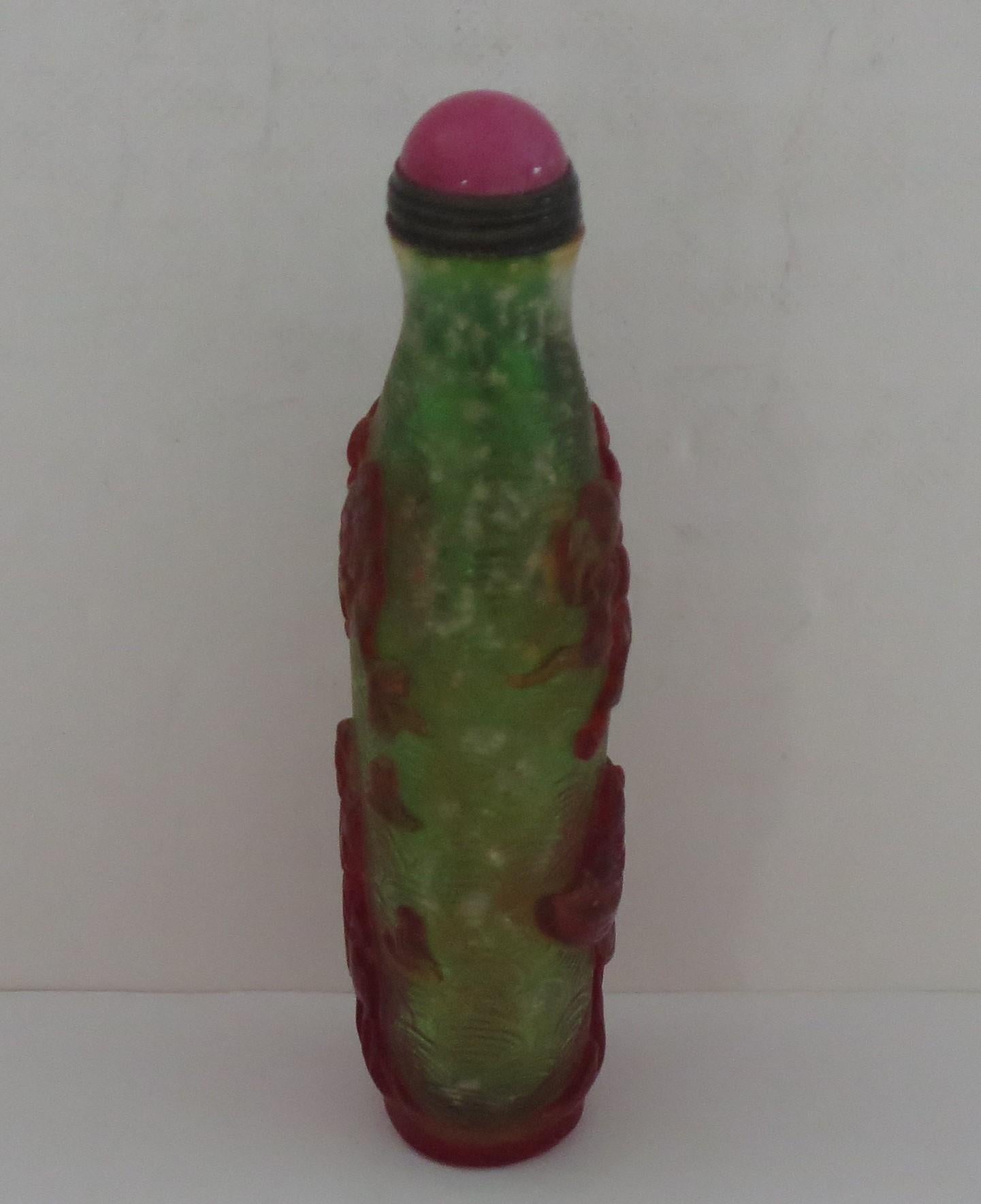 Chinese Export Snuff Bottle in Overlay Cameo Glass Finely Carved, circa 1920s For Sale 3