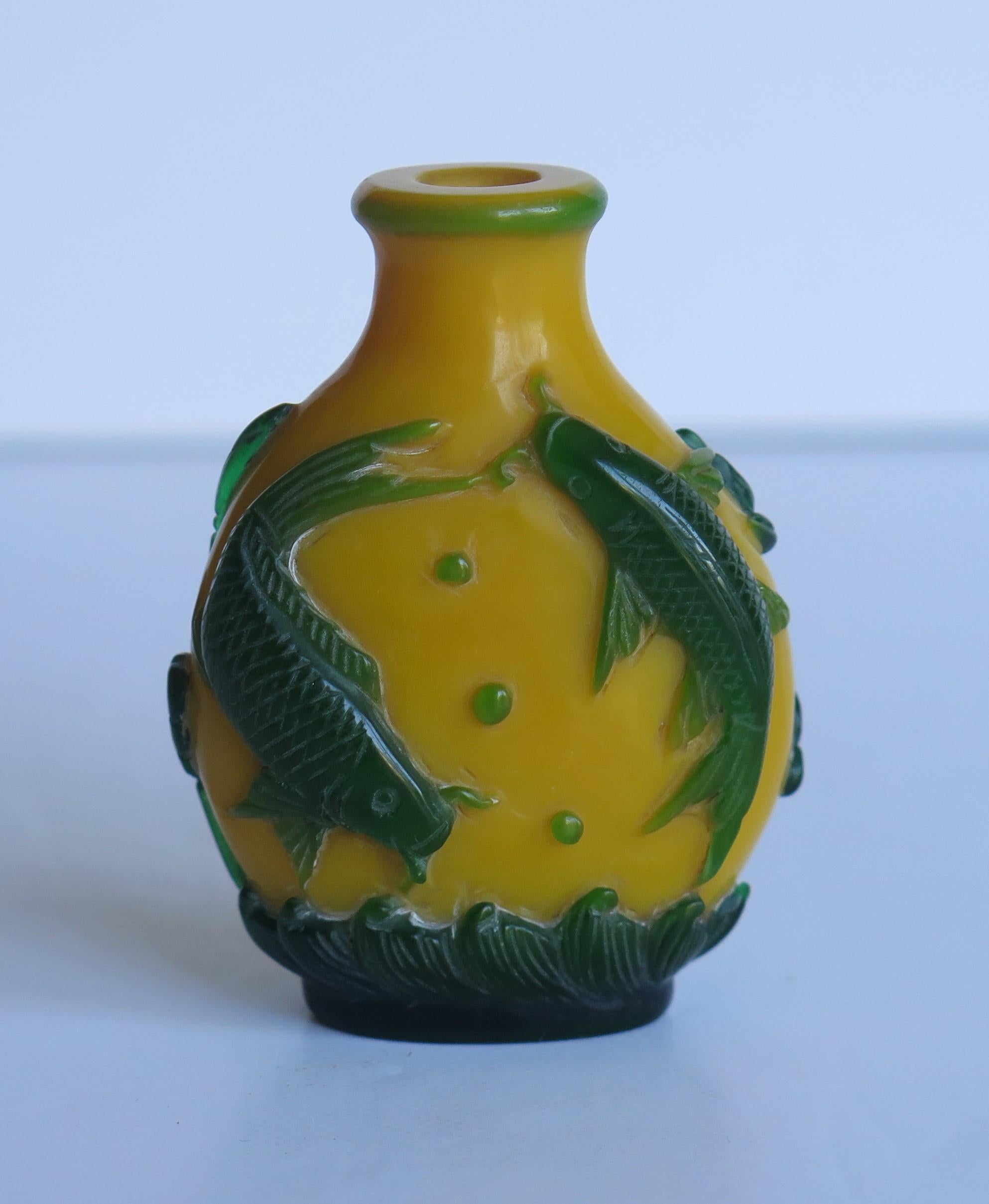 Chinese Export Snuff Bottle in Overlay Cameo Glass Finely Carved, circa 1925 7