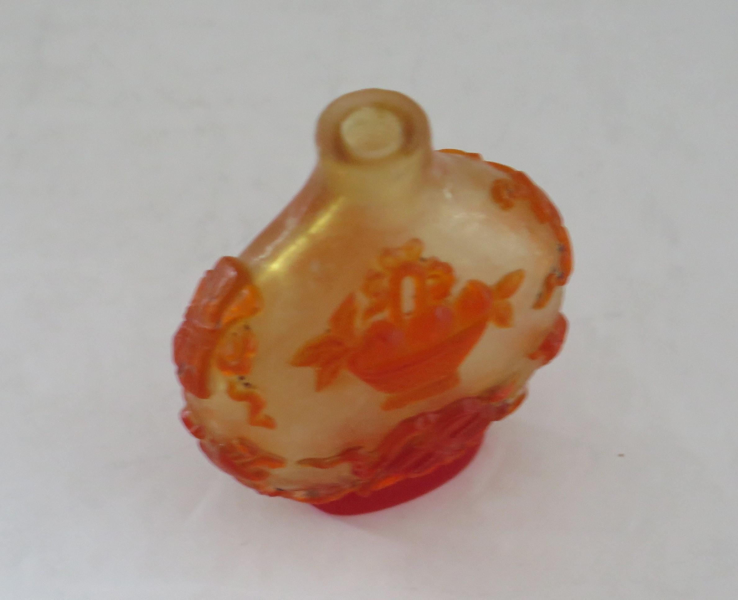 Chinese Export Snuff Bottle in Overlay Cameo Glass Finely Carved, circa 1925 For Sale 6