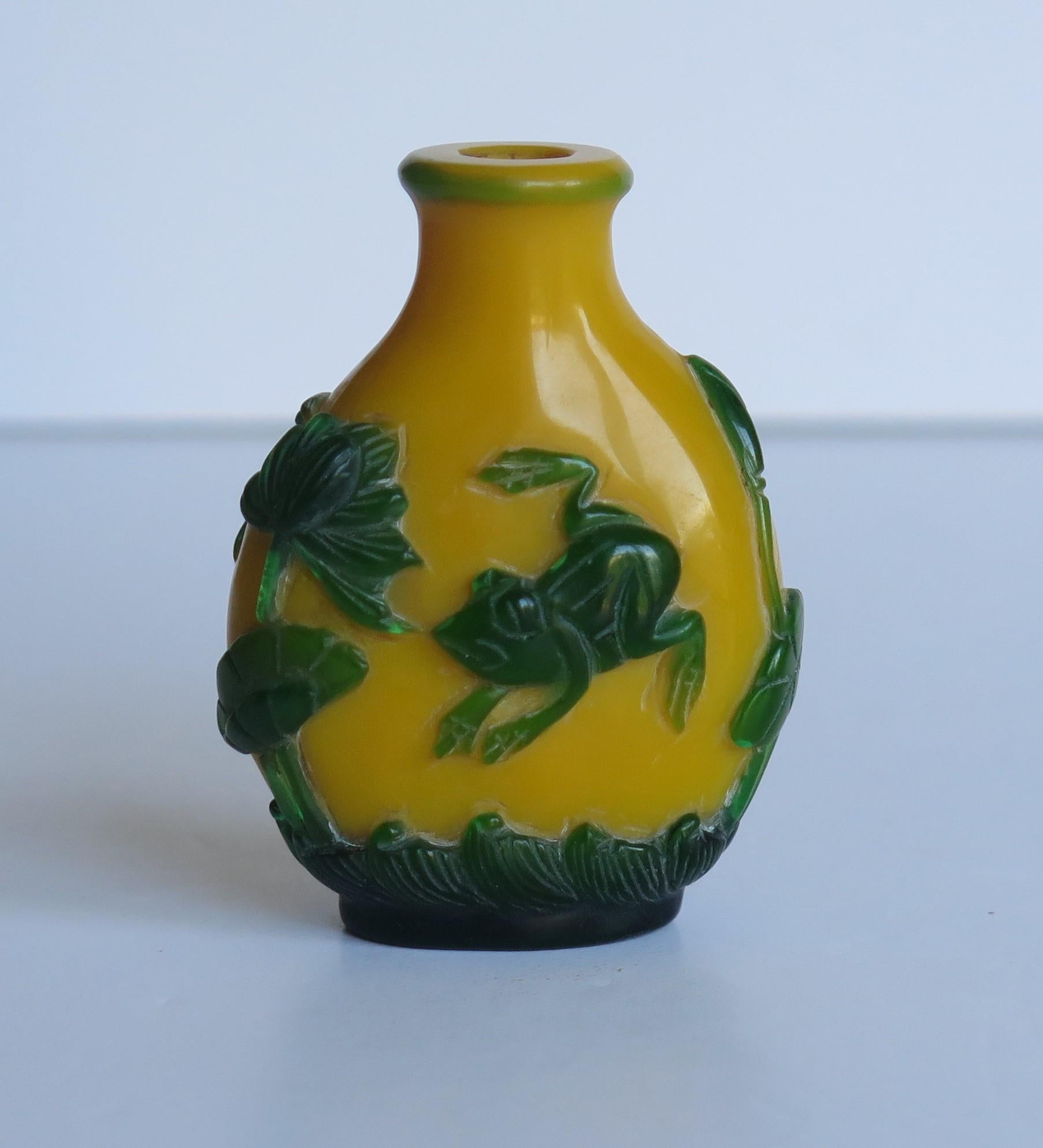 Chinese Export Snuff Bottle in Overlay Cameo Glass Finely Carved, circa 1925 8