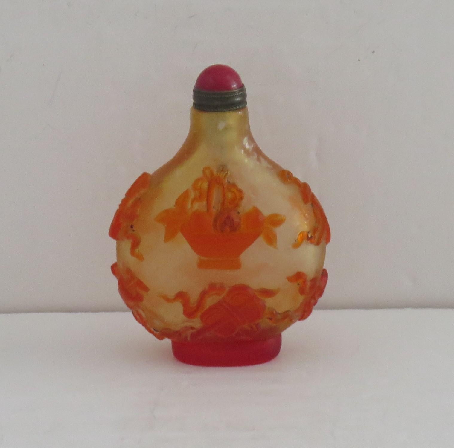 Exportation chinoise Flacon à priser d'exportation chinoise en verre camée finement sculpté, vers 1925 en vente