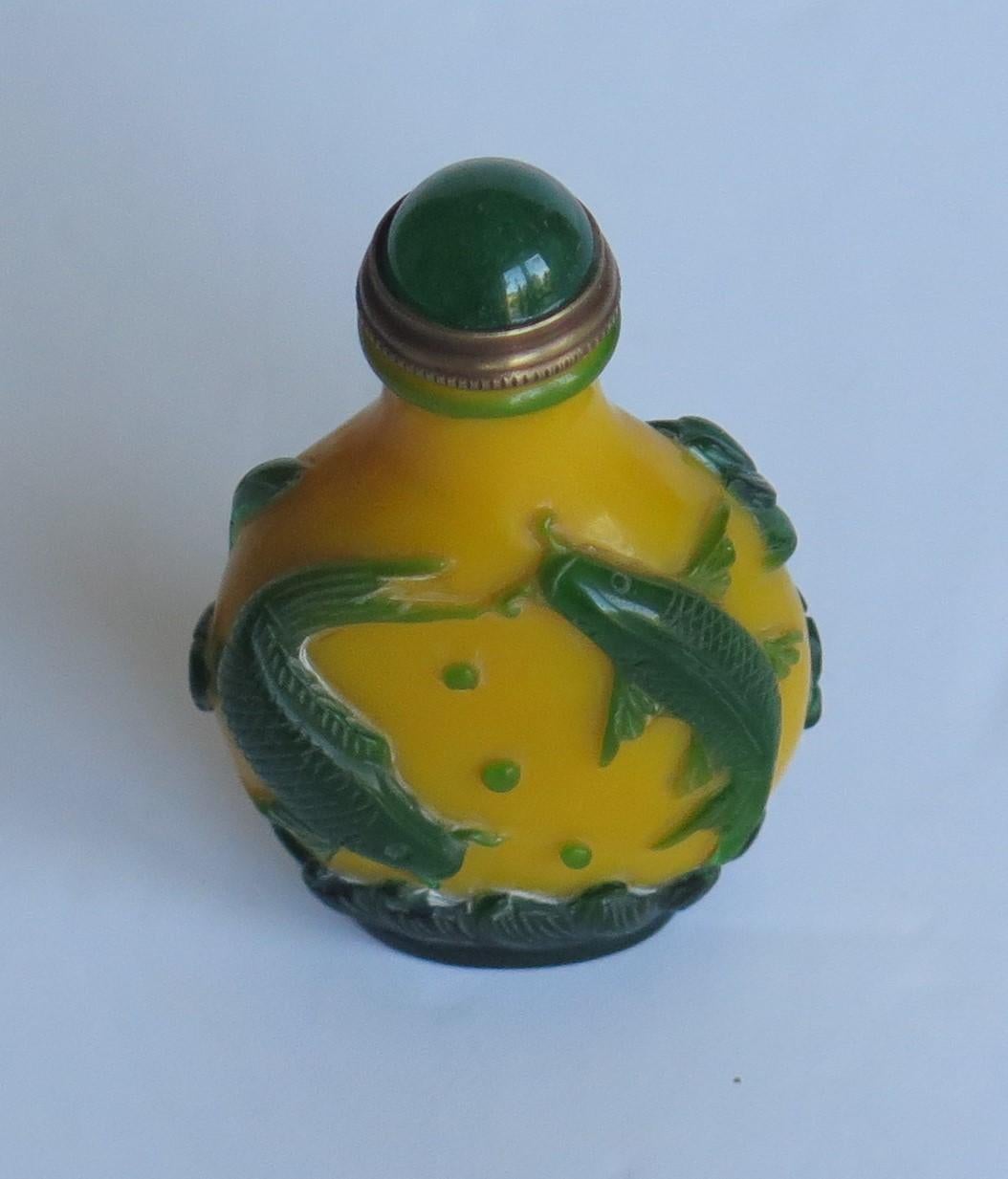 Hand-Carved Chinese Export Snuff Bottle in Overlay Cameo Glass Finely Carved, circa 1925