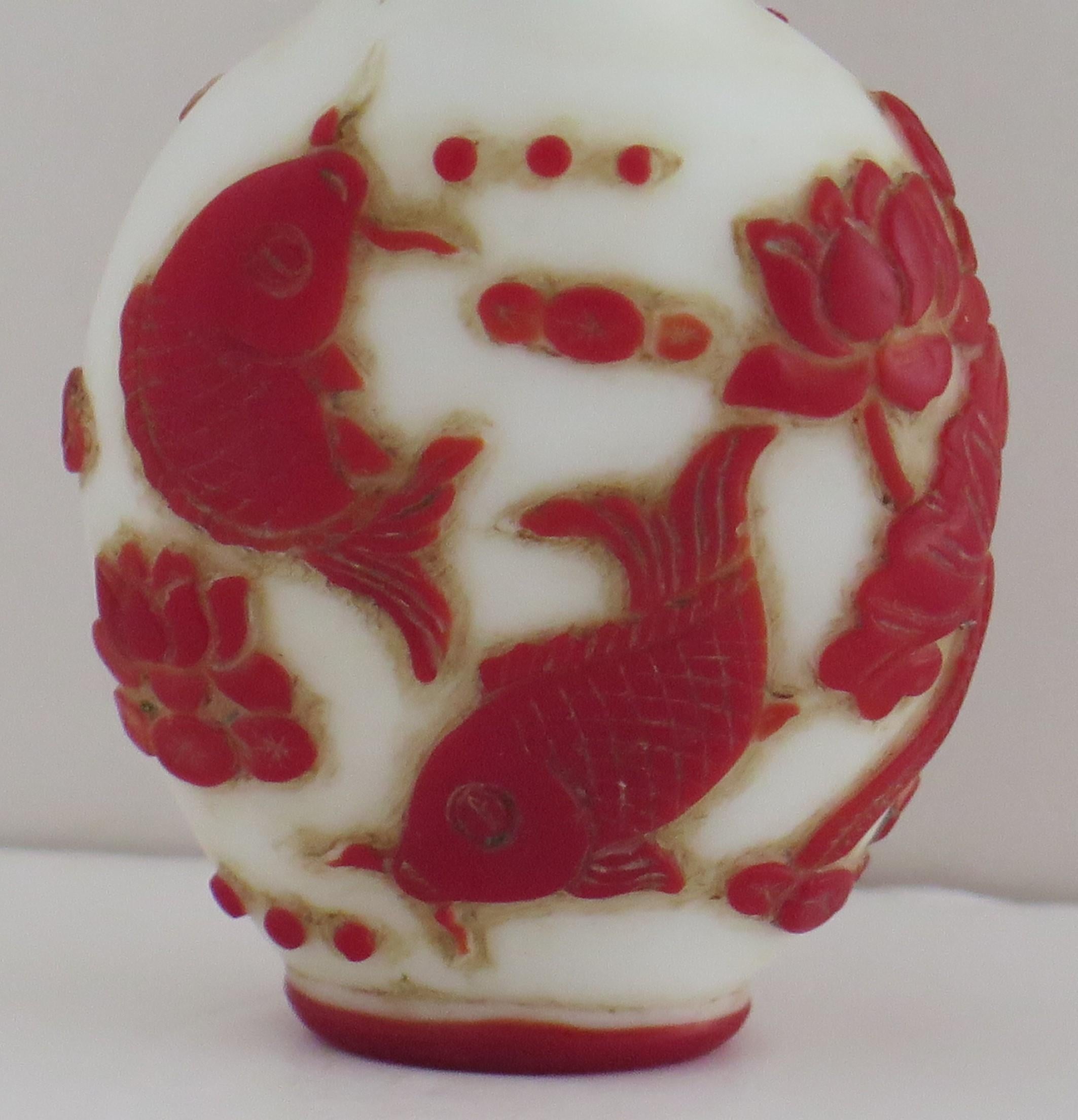Hand-Carved Chinese Export Snuff Bottle in Overlay Cameo Glass Finely Carved, circa 1925