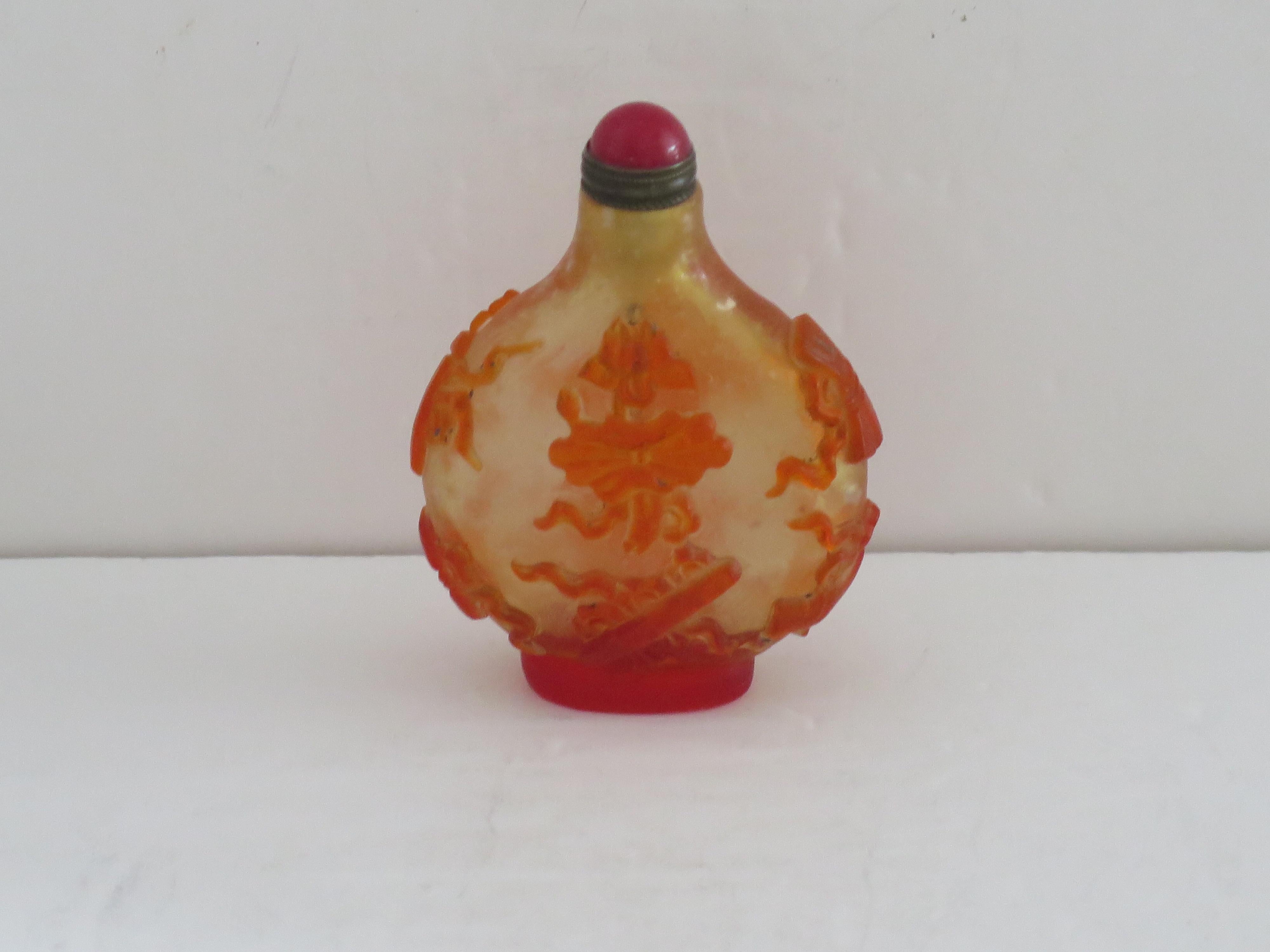 Sculpté à la main Flacon à priser d'exportation chinoise en verre camée finement sculpté, vers 1925 en vente
