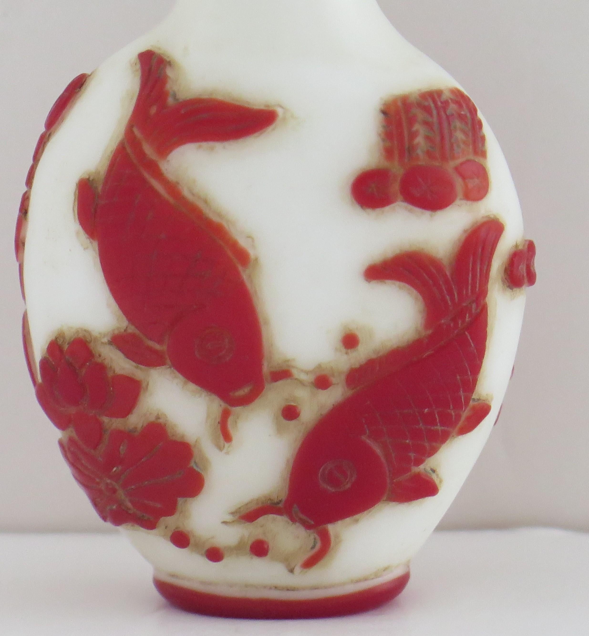 Chinese Export Snuff Bottle in Overlay Cameo Glass Finely Carved, circa 1925 In Good Condition In Lincoln, Lincolnshire
