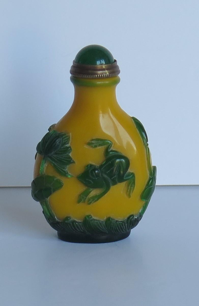 Chinese Export Snuff Bottle in Overlay Cameo Glass Finely Carved, circa 1925 2