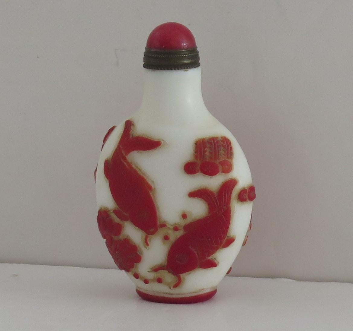 Chinese Export Snuff Bottle in Overlay Cameo Glass Finely Carved, circa 1925 1