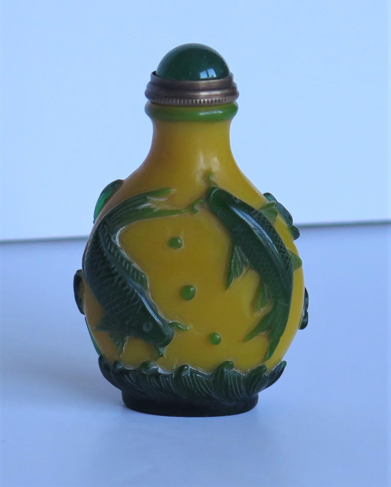 Chinese Export Snuff Bottle in Overlay Cameo Glass Finely Carved, circa 1925 3