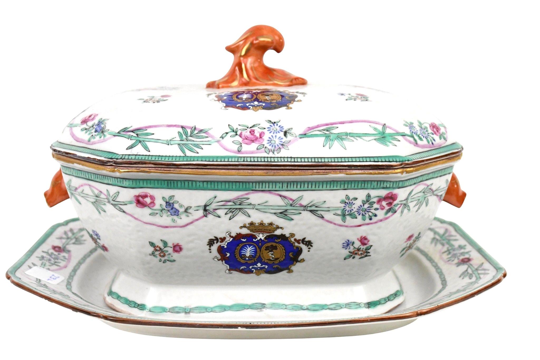 Chinese Export Soup Tureen with Cover and Underplate en vente 3