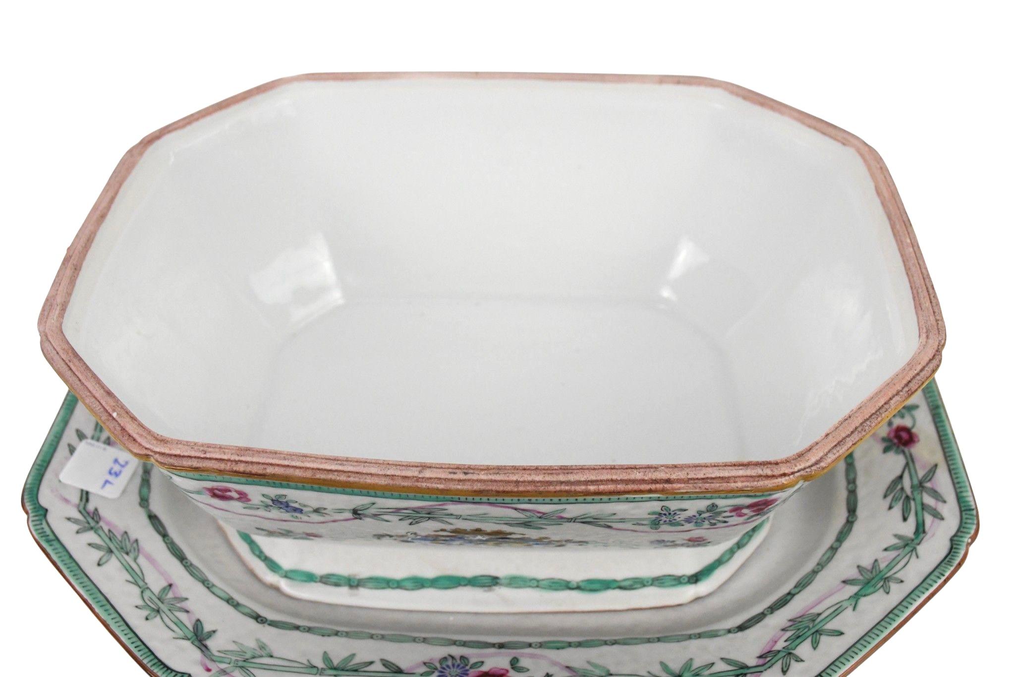 Chinois Chinese Export Soup Tureen with Cover and Underplate en vente