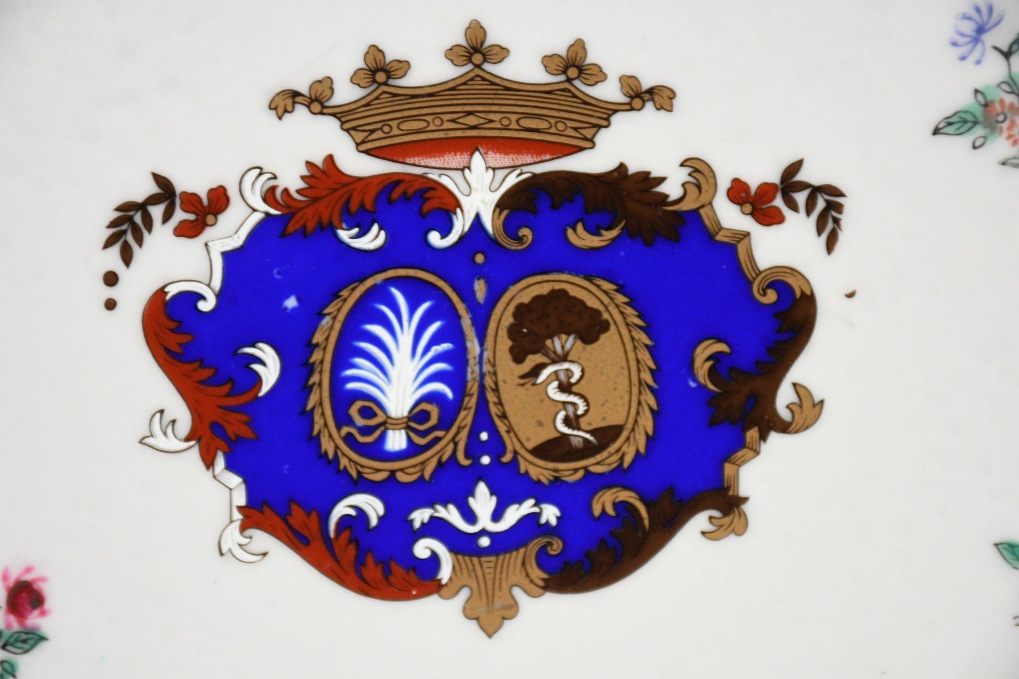 20ième siècle Chinese Export Soup Tureen with Cover and Underplate en vente