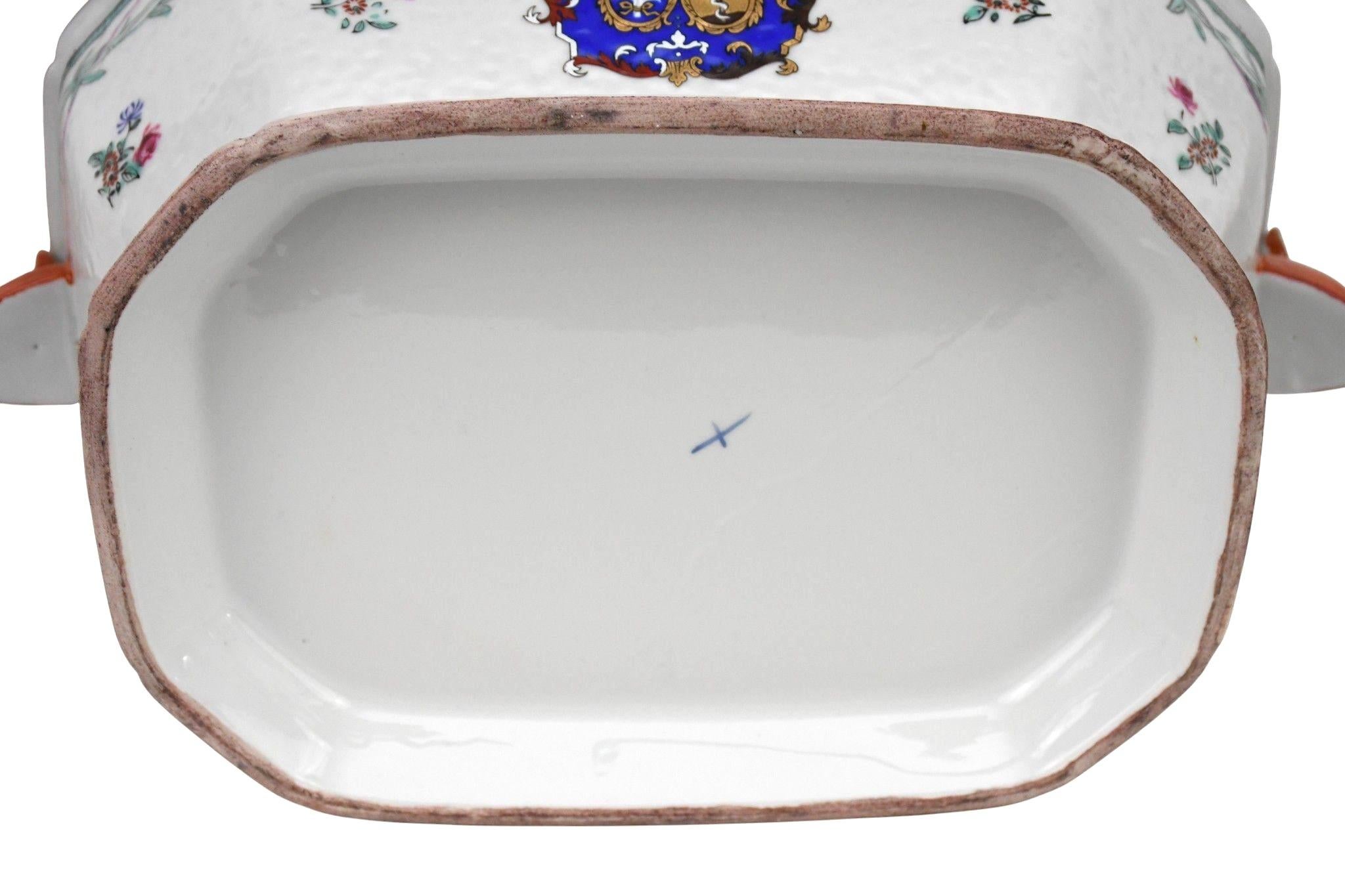 Chinese Export Soup Tureen with Cover and Underplate en vente 2