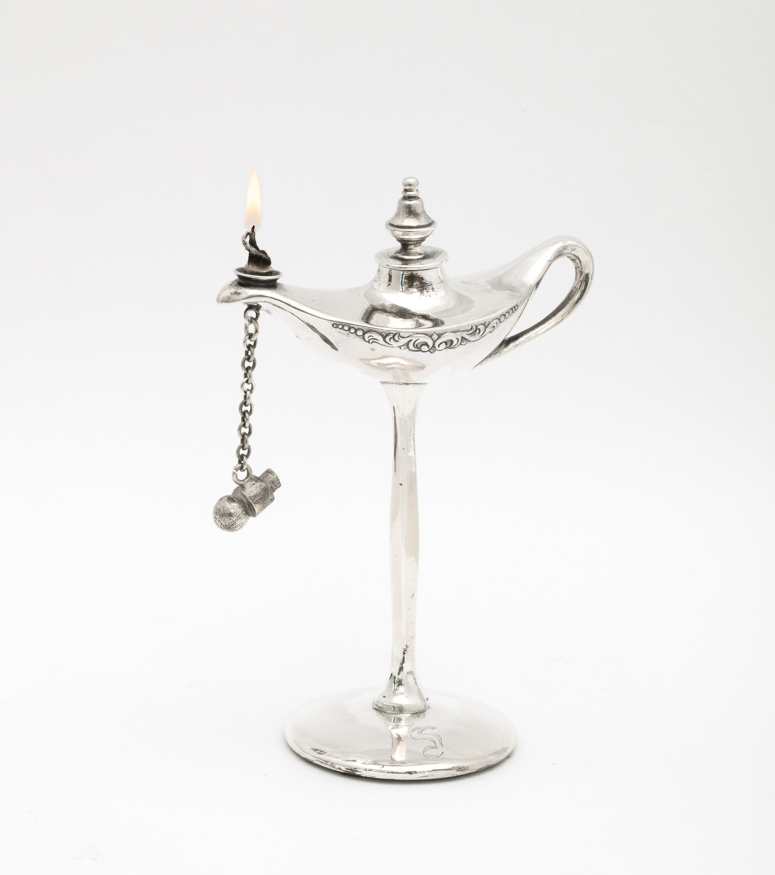 Aladdin's Lampe in Form eines Tischleuchters aus chinesischem Export-Sterlingsilber (Chinesischer Export) im Angebot