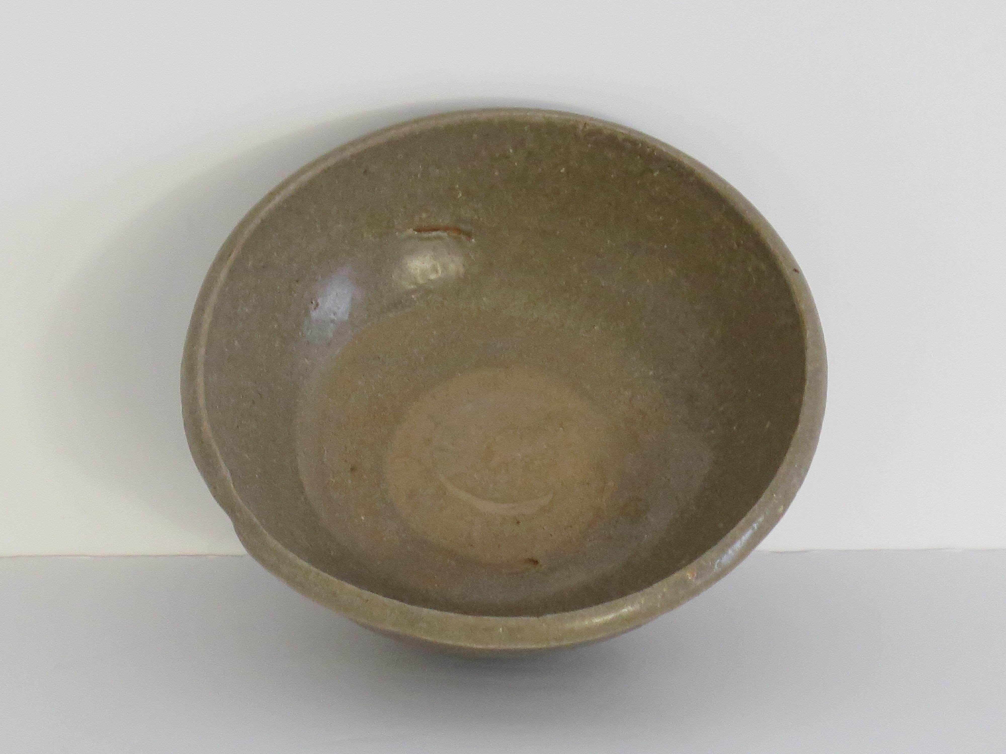 Chinesische Export-Steinzeugschale Longquan Celadon, frühe Ming Dynasty CIRCA 1400 im Angebot 3