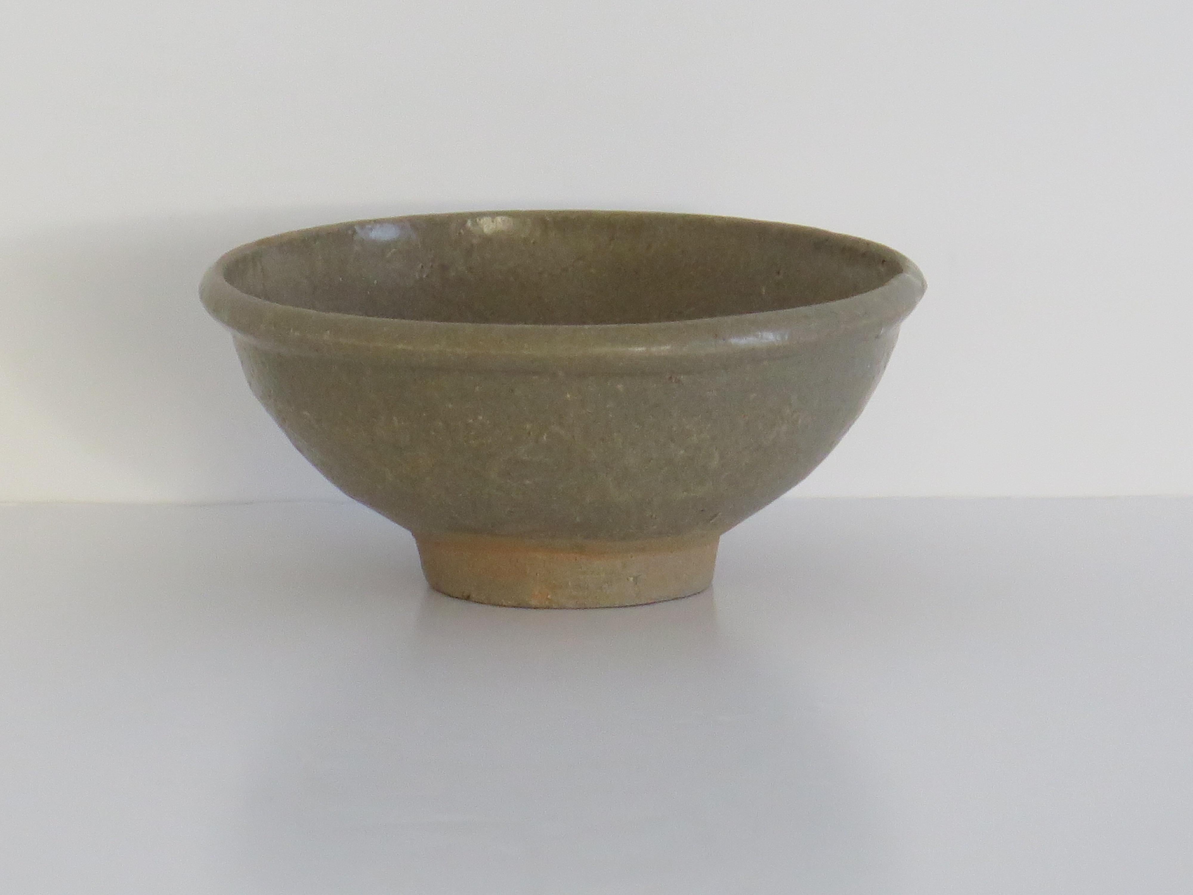 Chinesische Export-Steinzeugschale Longquan Celadon, frühe Ming Dynasty CIRCA 1400 (Handgefertigt) im Angebot