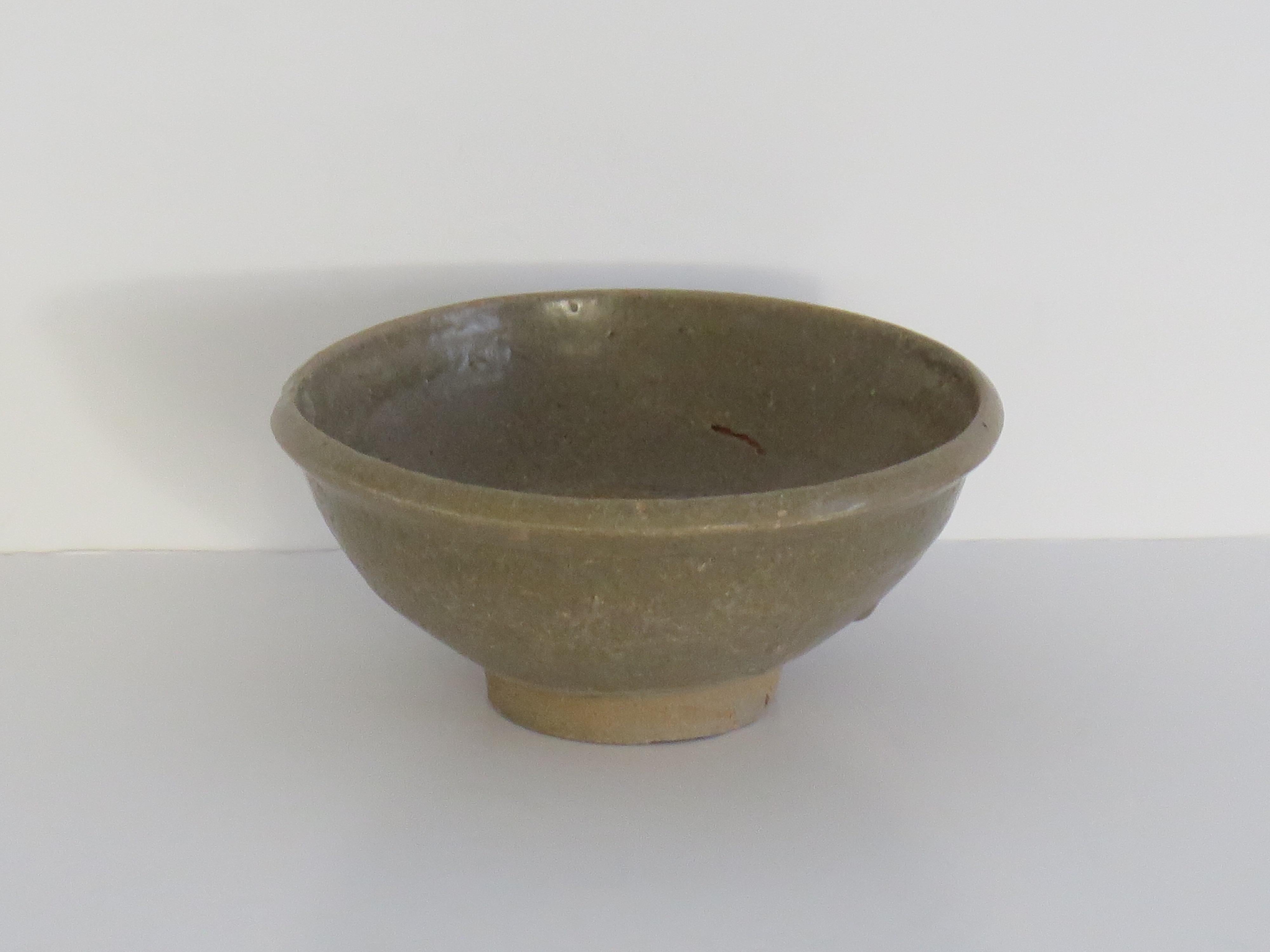 Chinesische Export-Steinzeugschale Longquan Celadon, frühe Ming Dynasty CIRCA 1400 im Zustand „Gut“ im Angebot in Lincoln, Lincolnshire