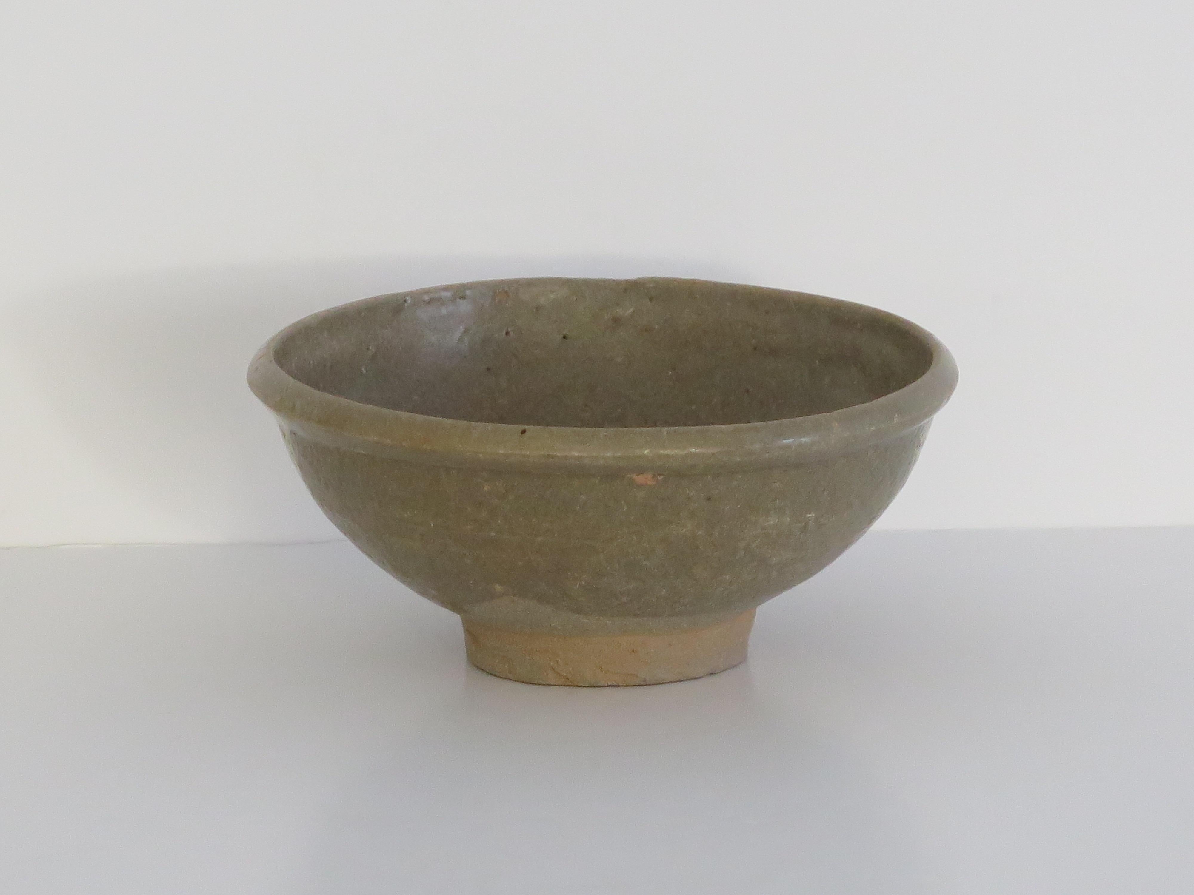 Chinesische Export-Steinzeugschale Longquan Celadon, frühe Ming Dynasty CIRCA 1400 (18. Jahrhundert und früher) im Angebot