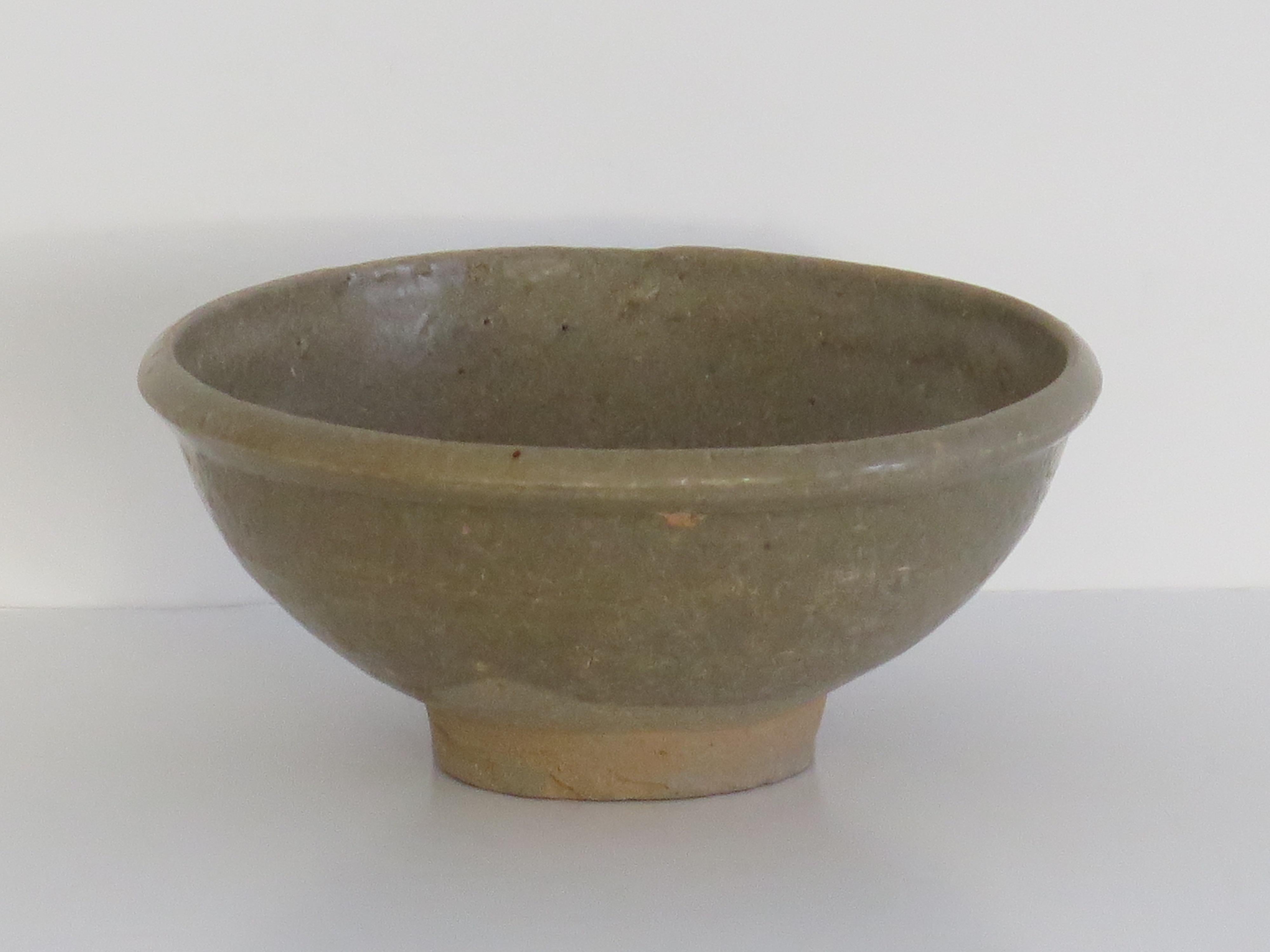 Chinesische Export-Steinzeugschale Longquan Celadon, frühe Ming Dynasty CIRCA 1400 (Steingut) im Angebot